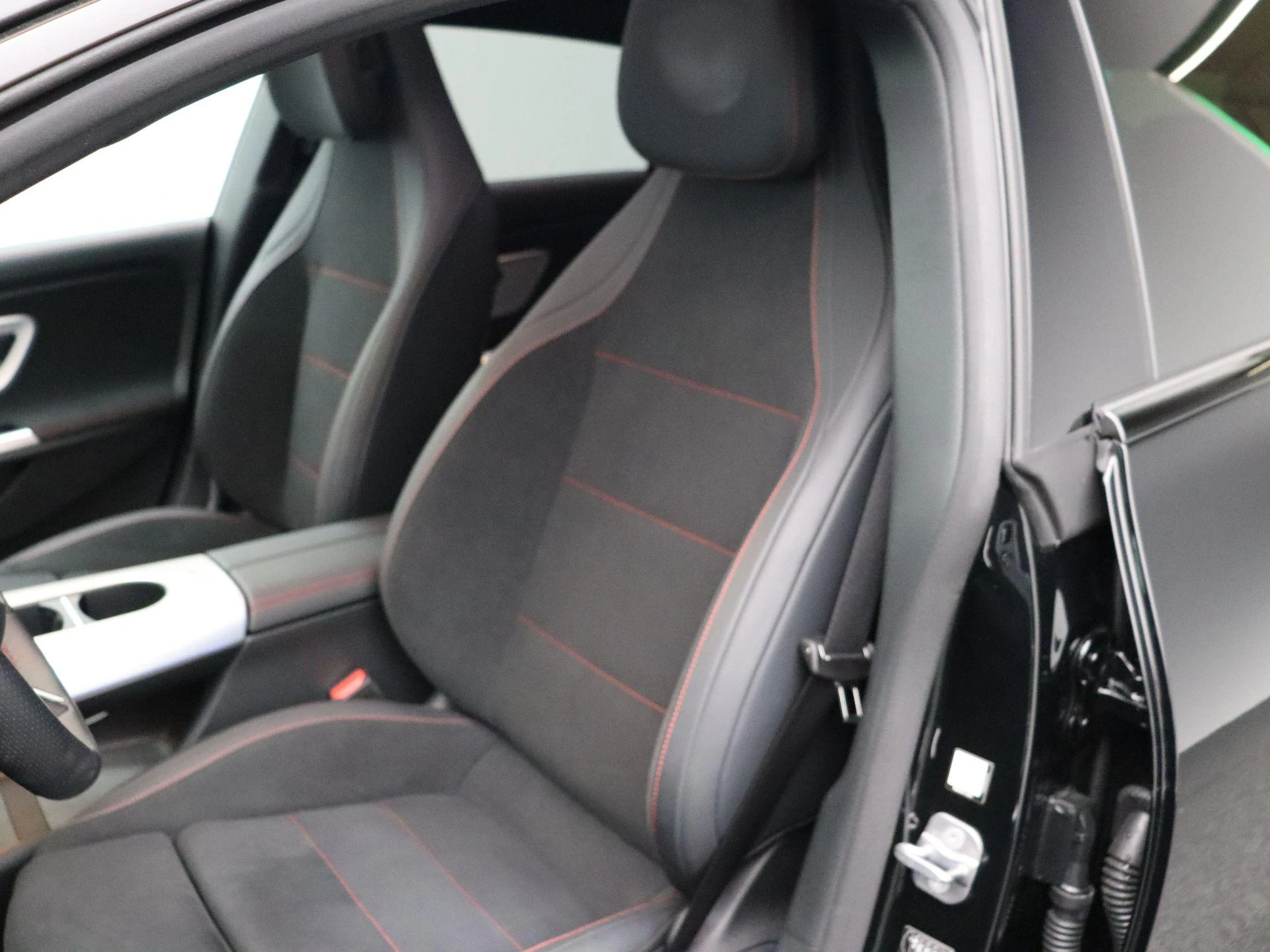 Mercedes-Benz-CLA-image-21