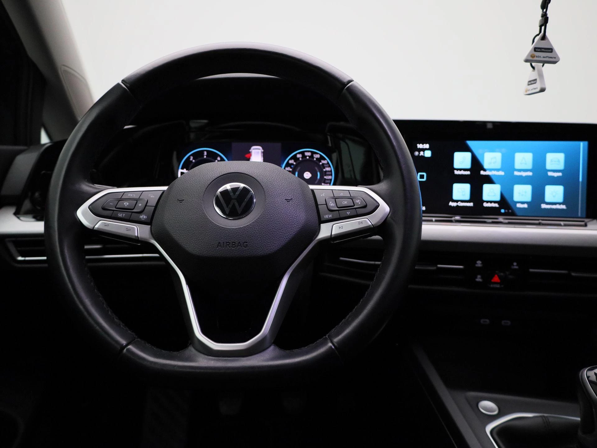 Volkswagen-Golf-image-7