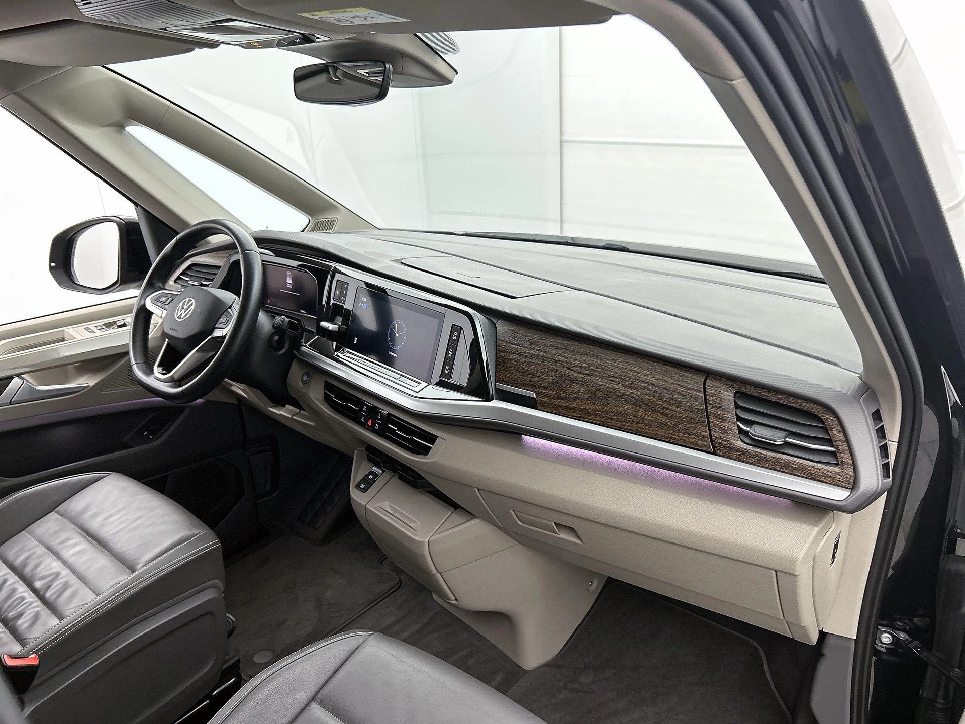 Volkswagen-Multivan-image-22