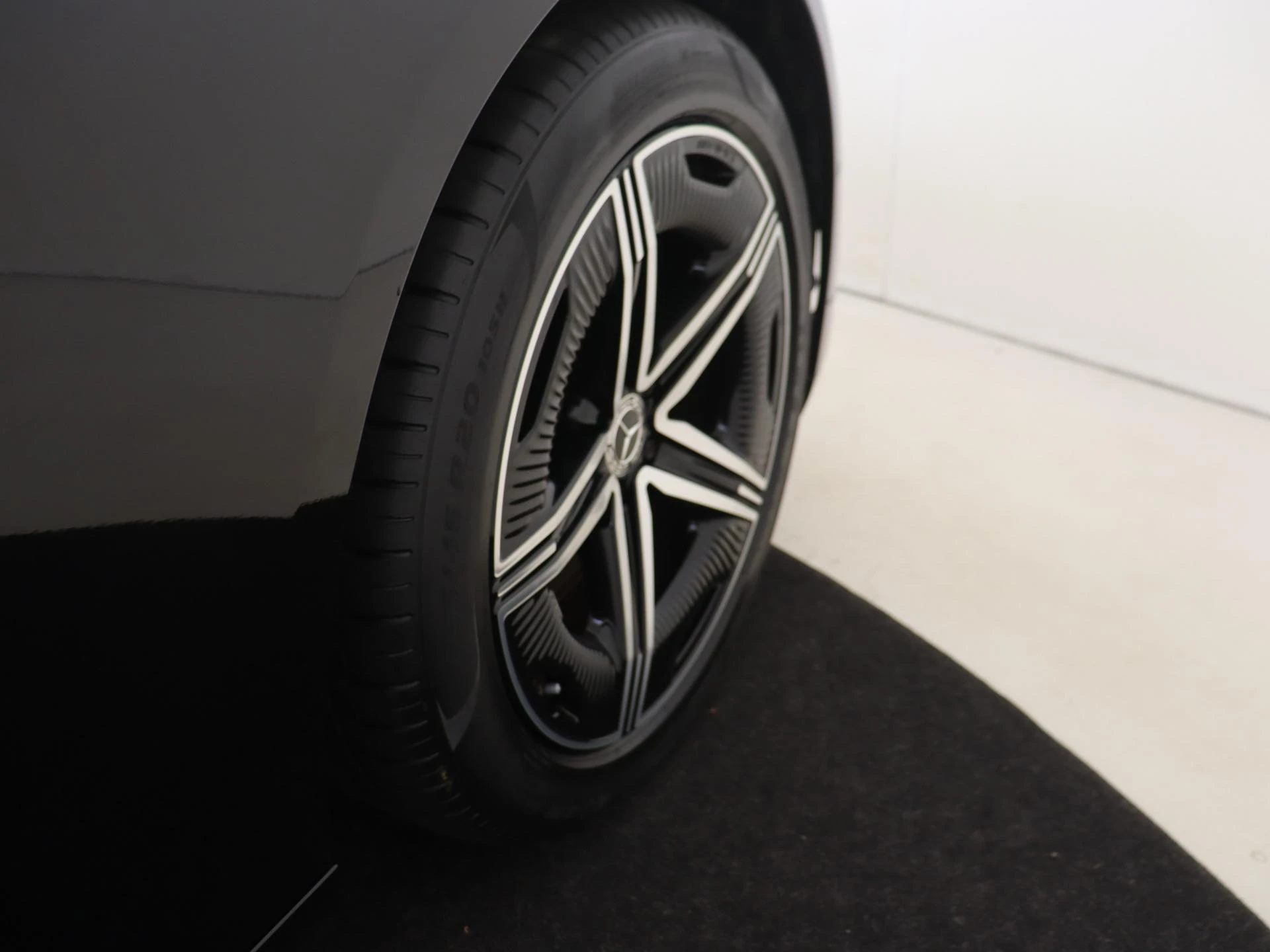 Mercedes-Benz-EQS-image-32