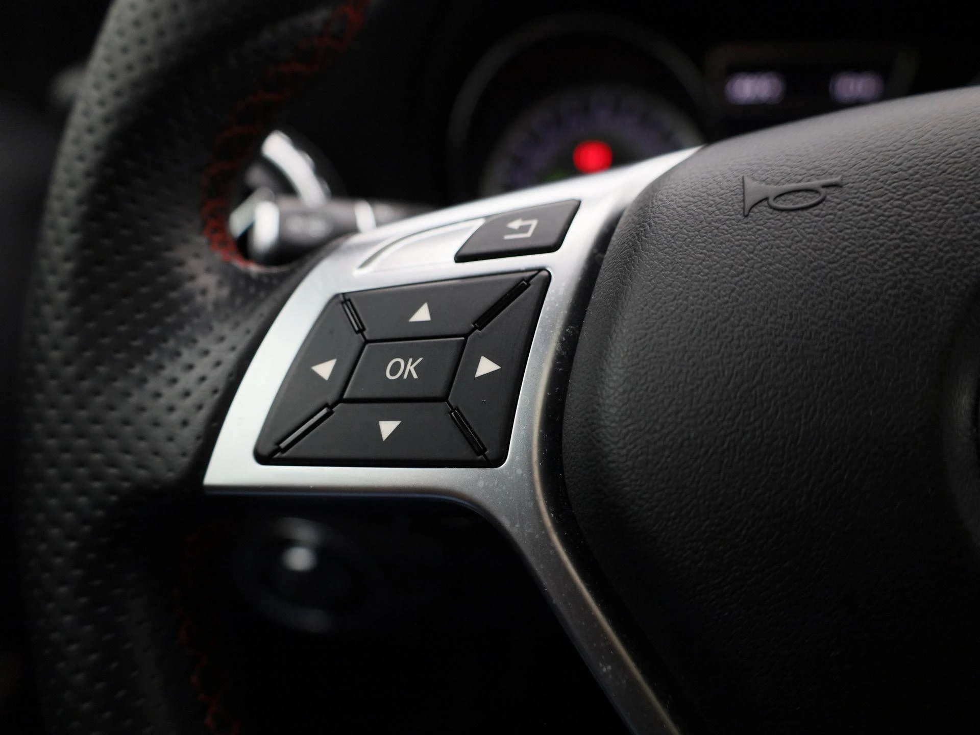 Mercedes-Benz-GLA-image-16
