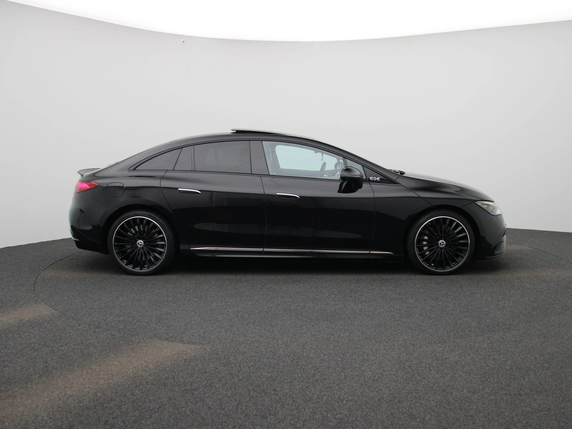 Mercedes-Benz-EQE-image-5