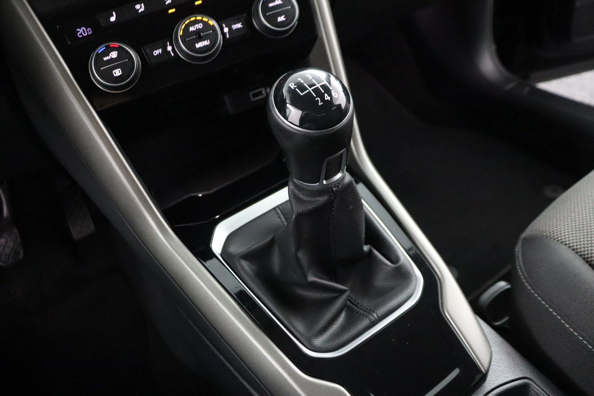 Volkswagen-T-Roc-image-20