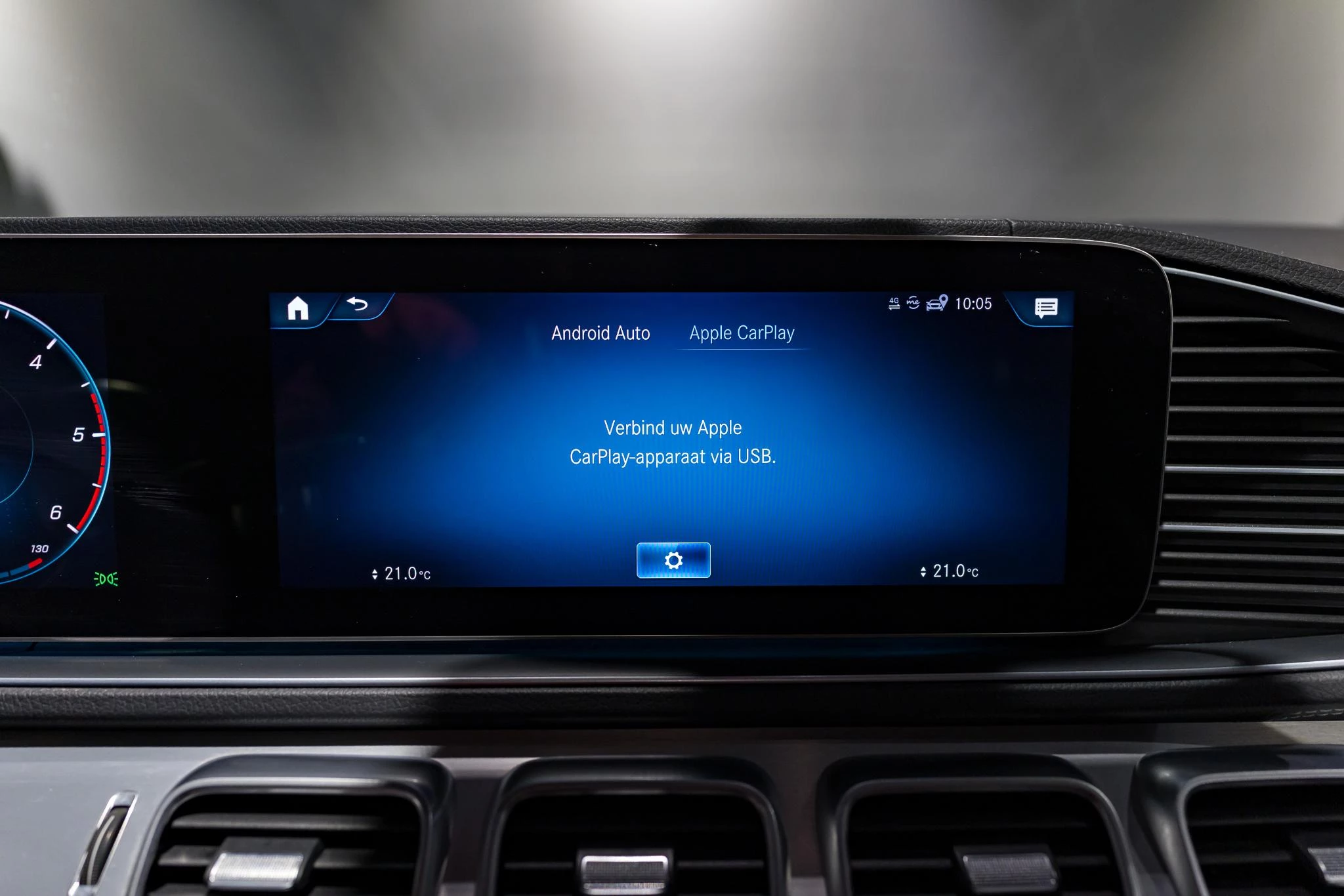 Mercedes-Benz-GLS-image-43