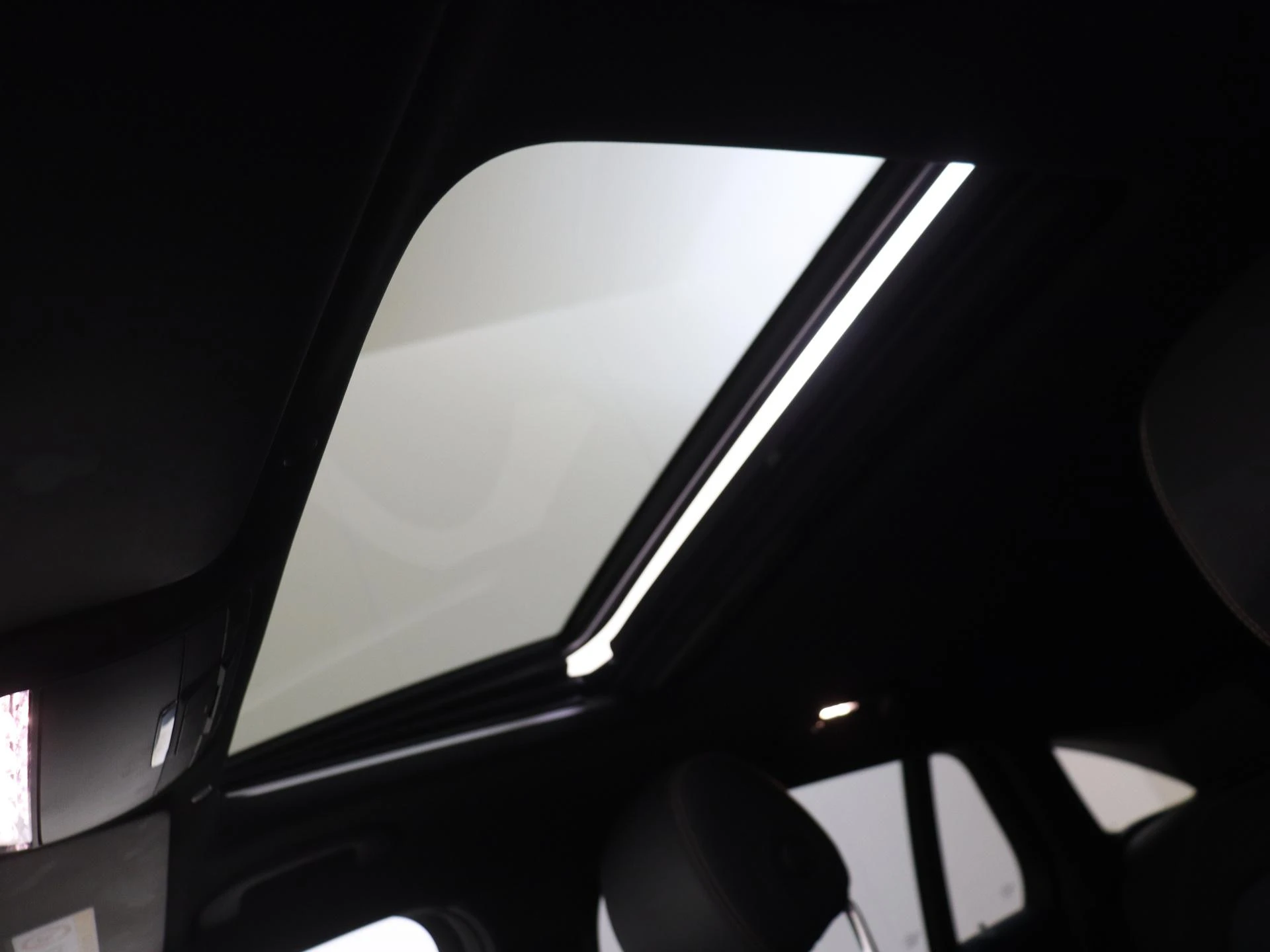 Mercedes-Benz-EQC-image-27