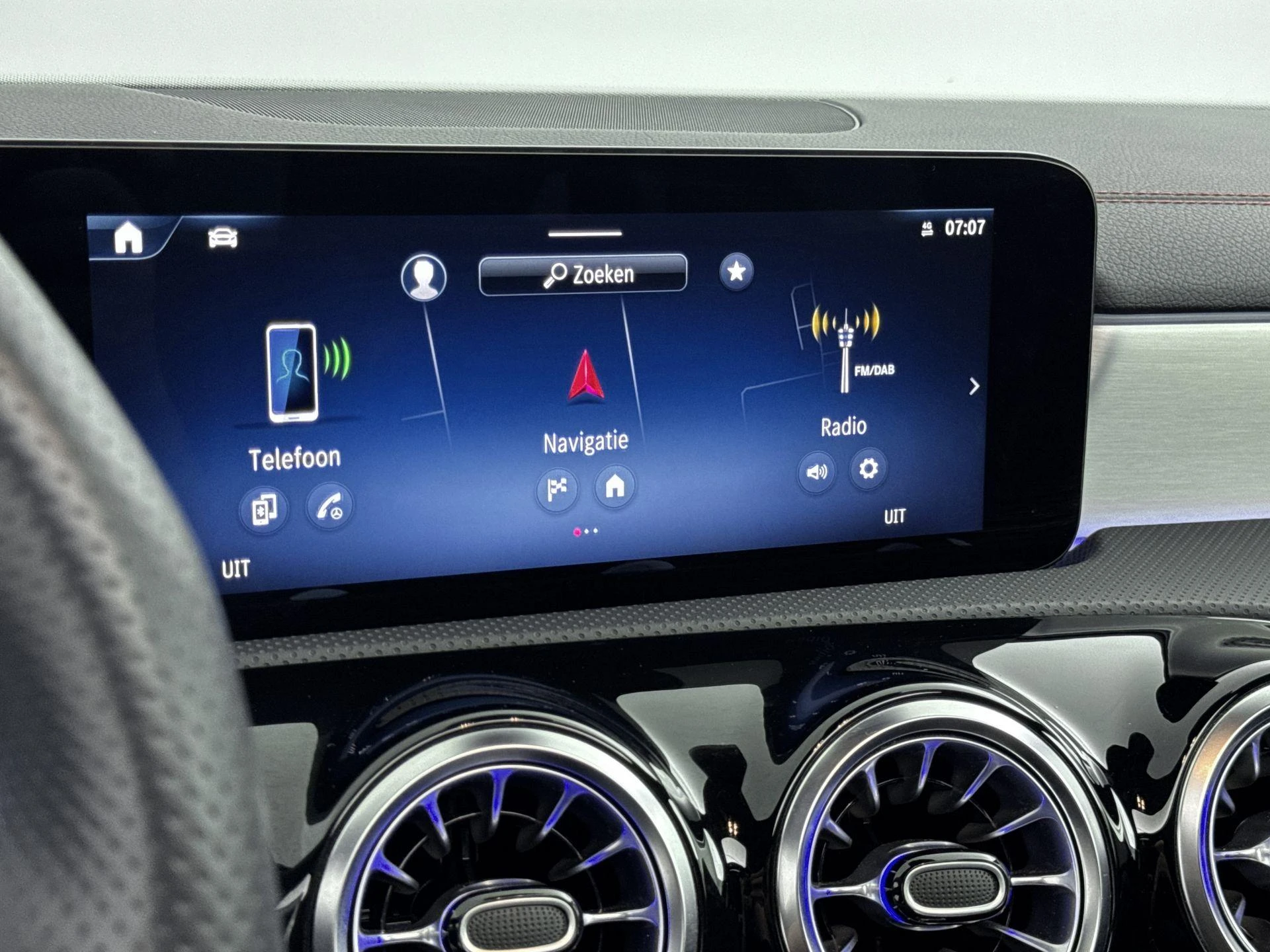 Mercedes-Benz-CLA-image-11