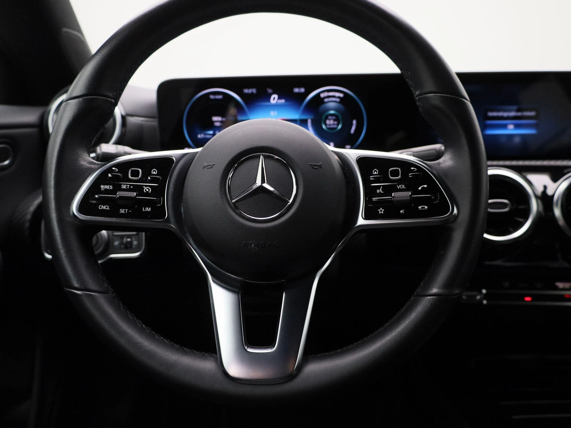 Mercedes-Benz-CLA-image-6