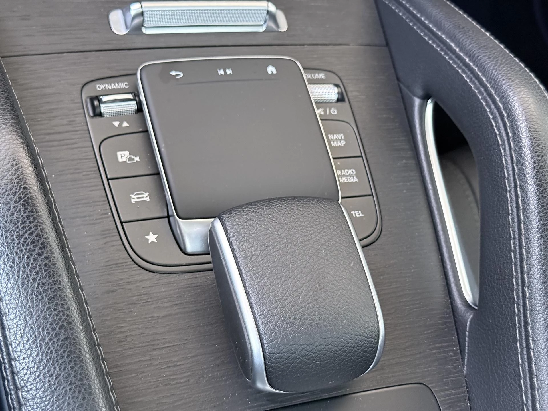 Mercedes-Benz-GLE-image-22