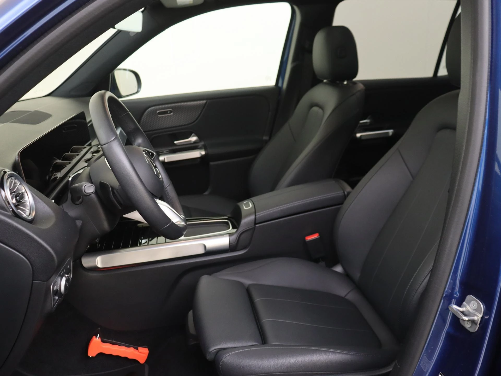 Mercedes-Benz-EQB-image-2