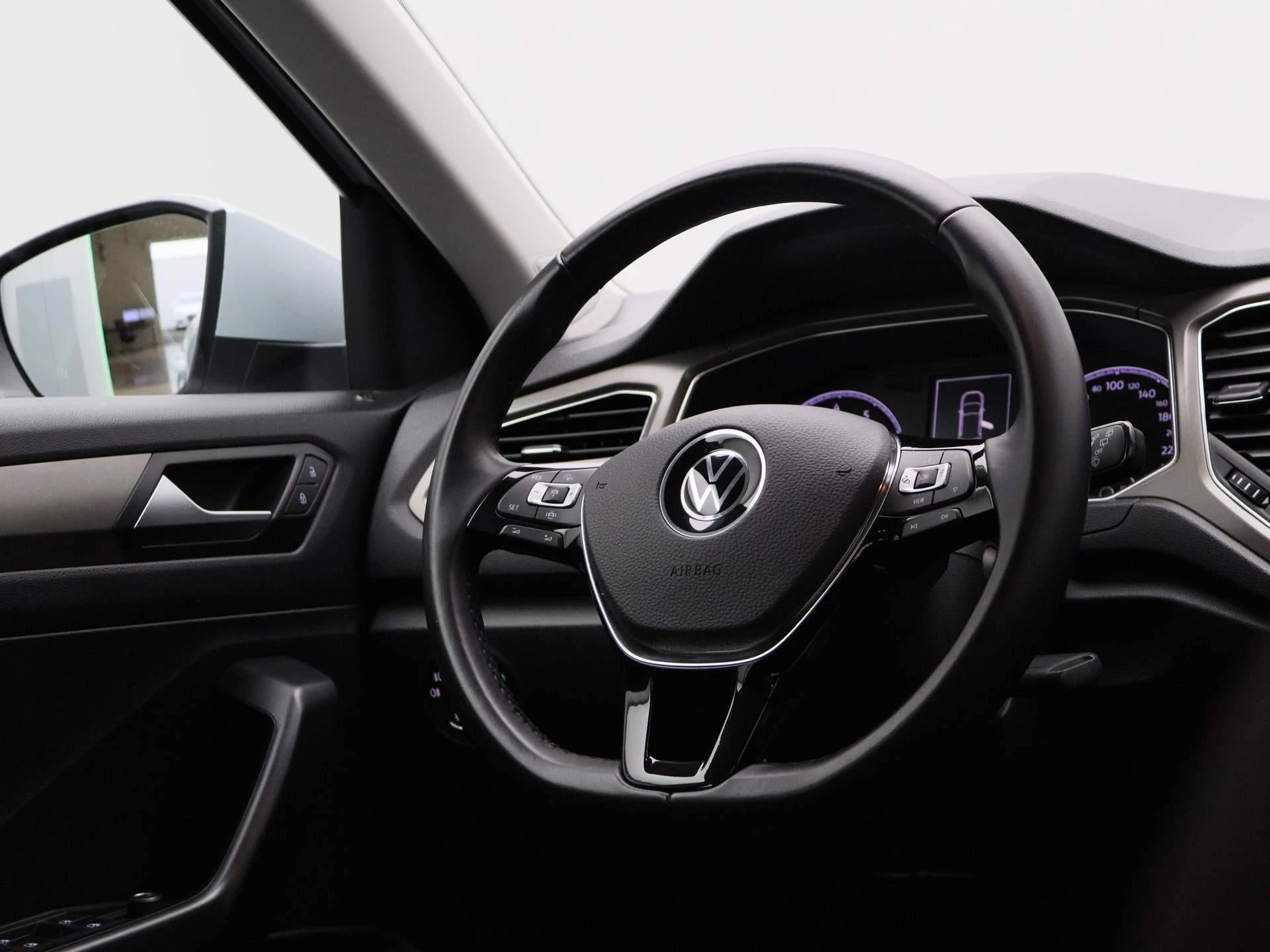 Volkswagen-T-Roc-image-27