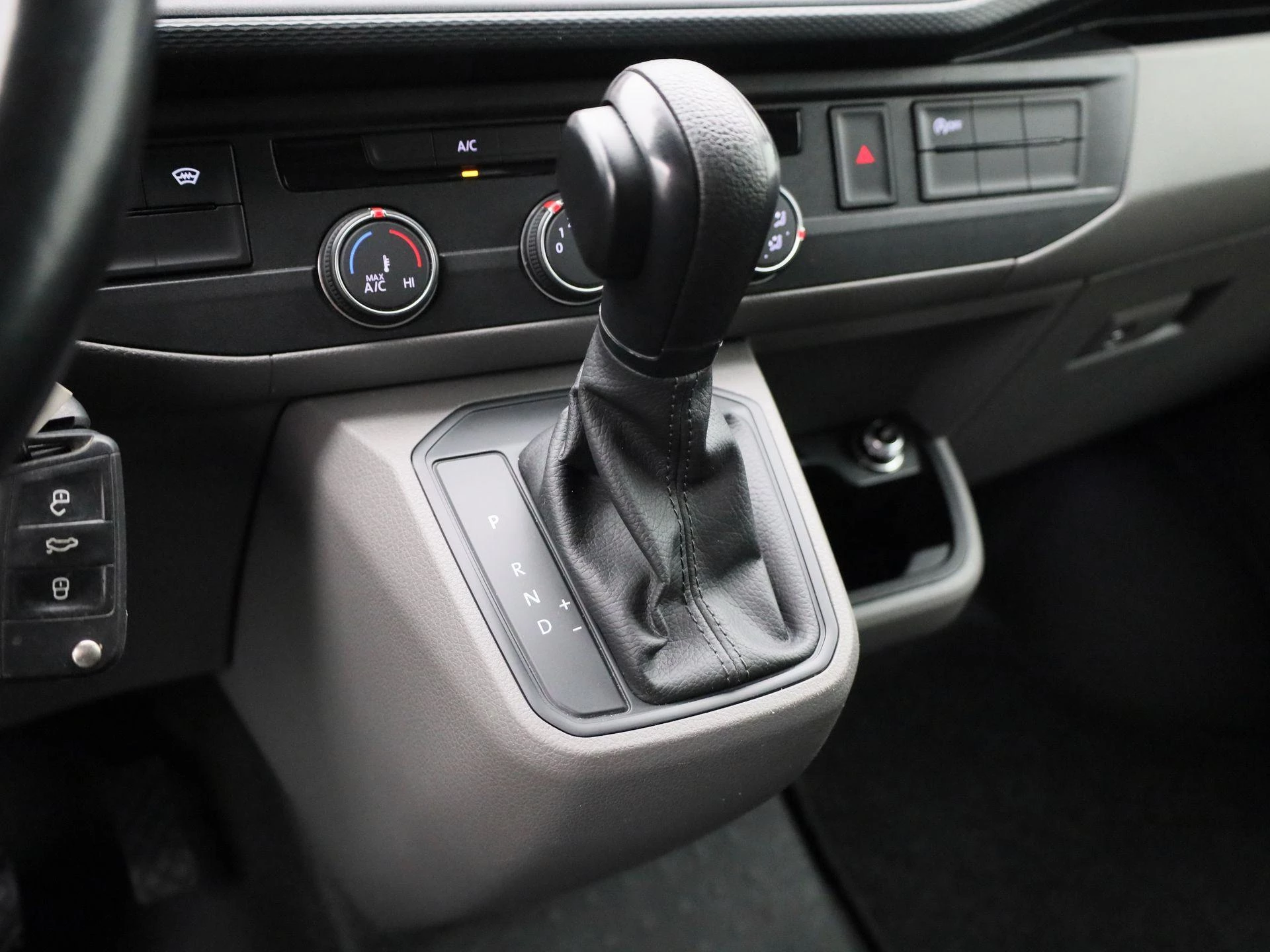 Volkswagen-Transporter-image-9