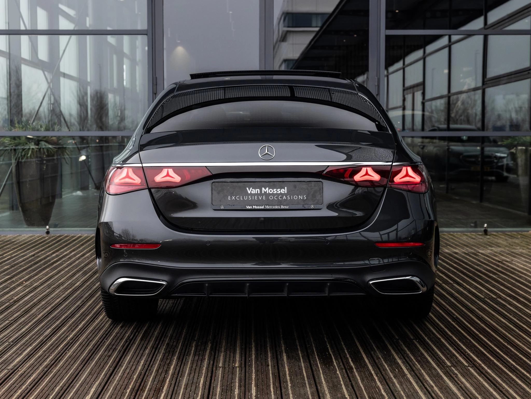 Mercedes-Benz-E-Klasse-image-6