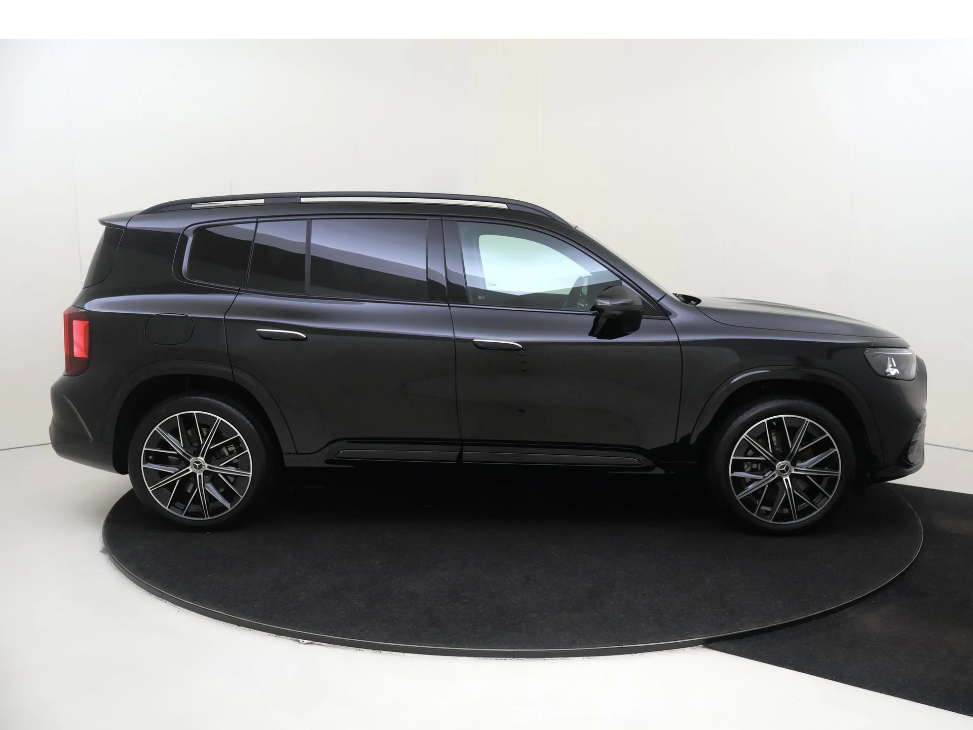 Mercedes-Benz-GLB-image-8