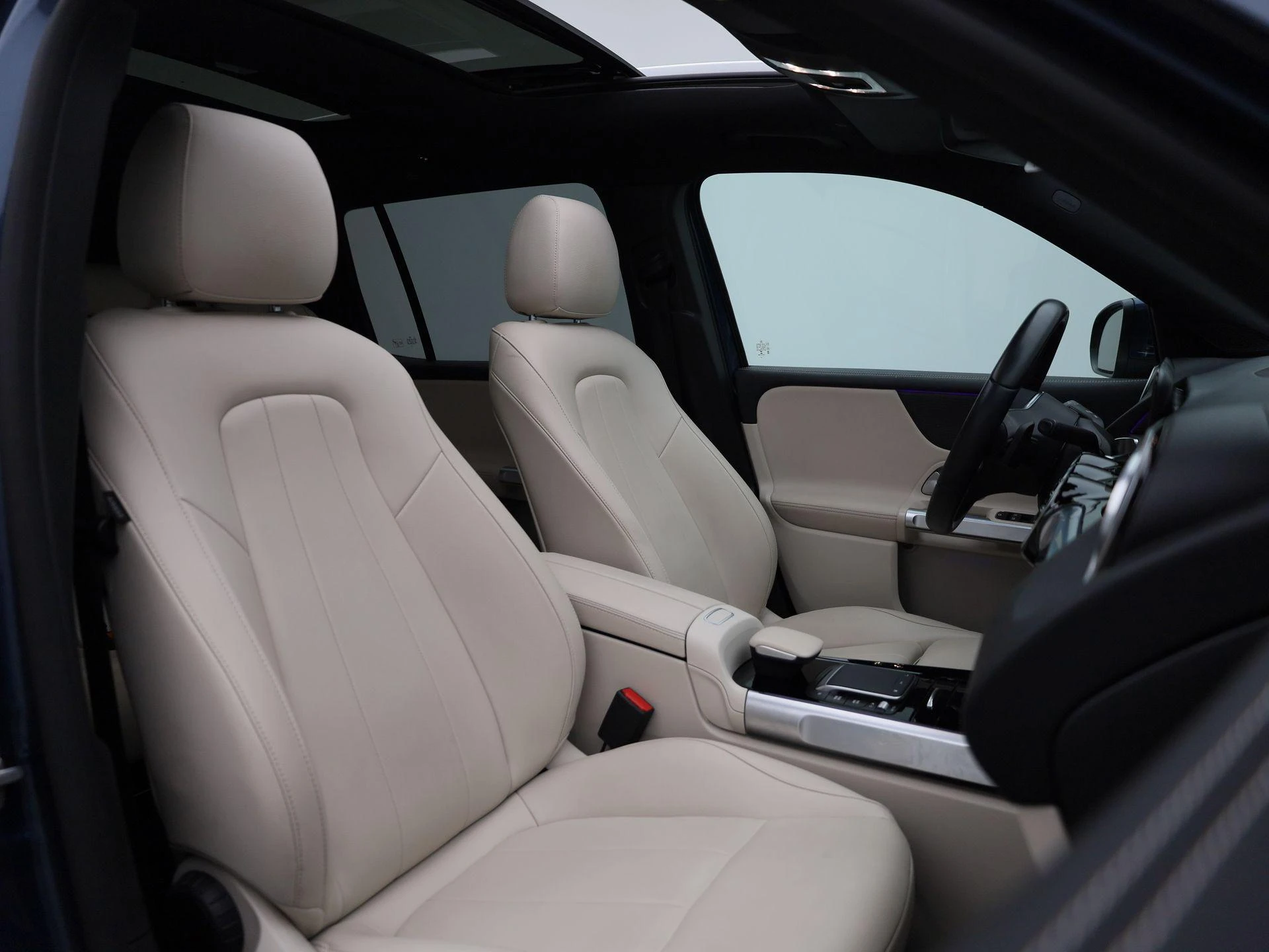 Mercedes-Benz-EQB-image-49