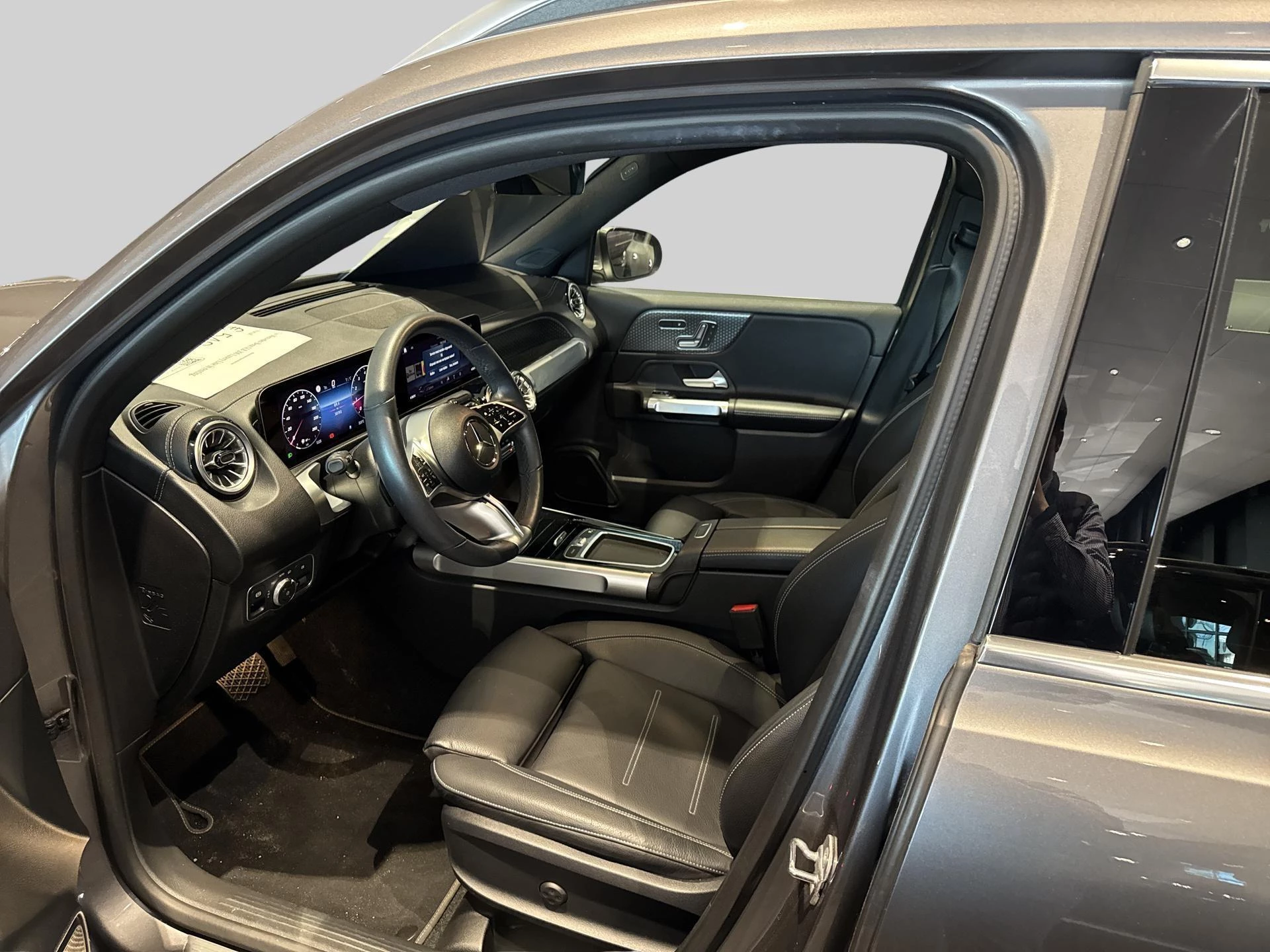 Mercedes-Benz GLB 200 Luxury Line + LEDER + PANO DAK + TREKHAAK + MULTIBEAM +