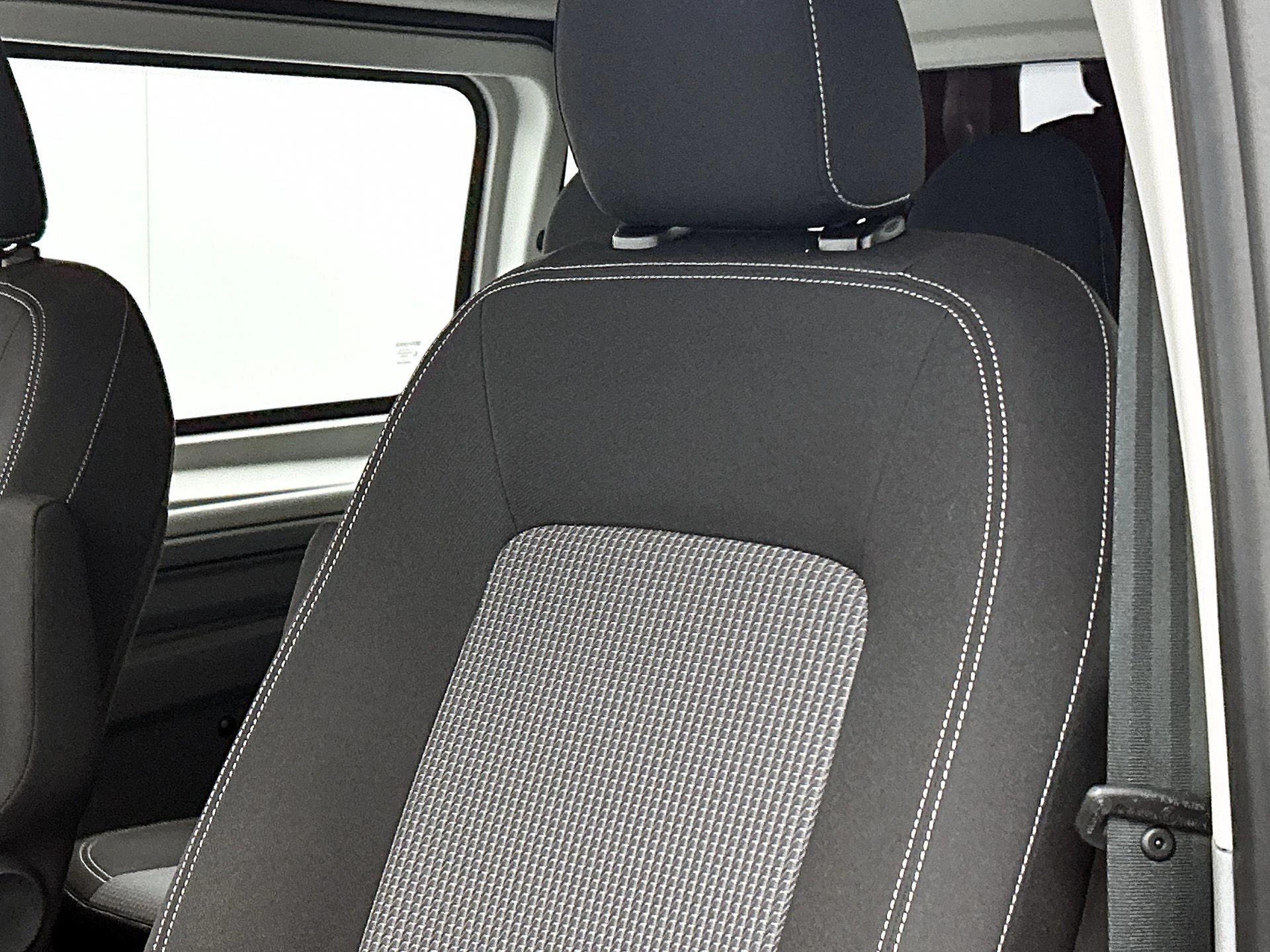 Volkswagen-e-Transporter-image-17