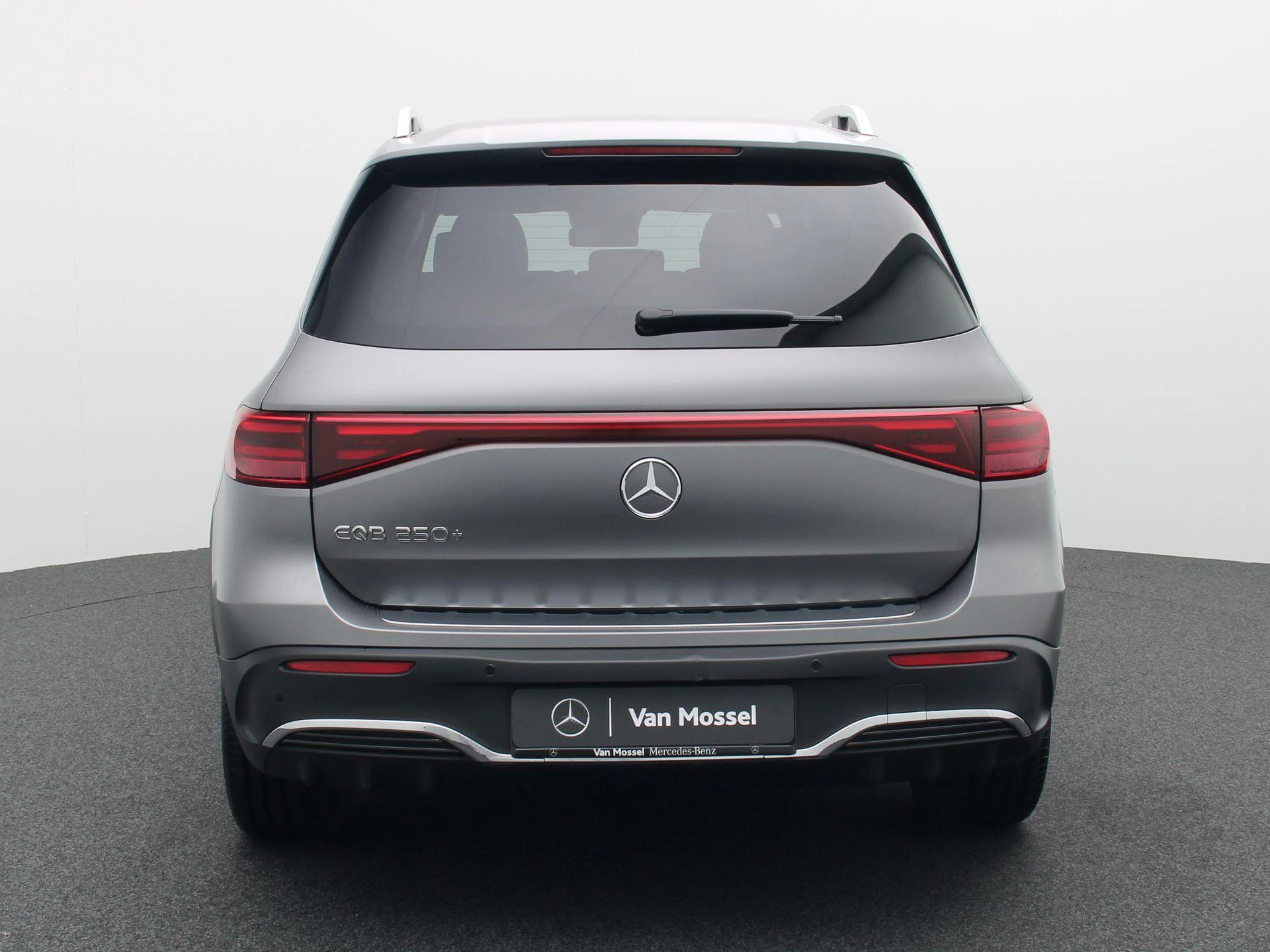 Mercedes-Benz-EQB-image-4