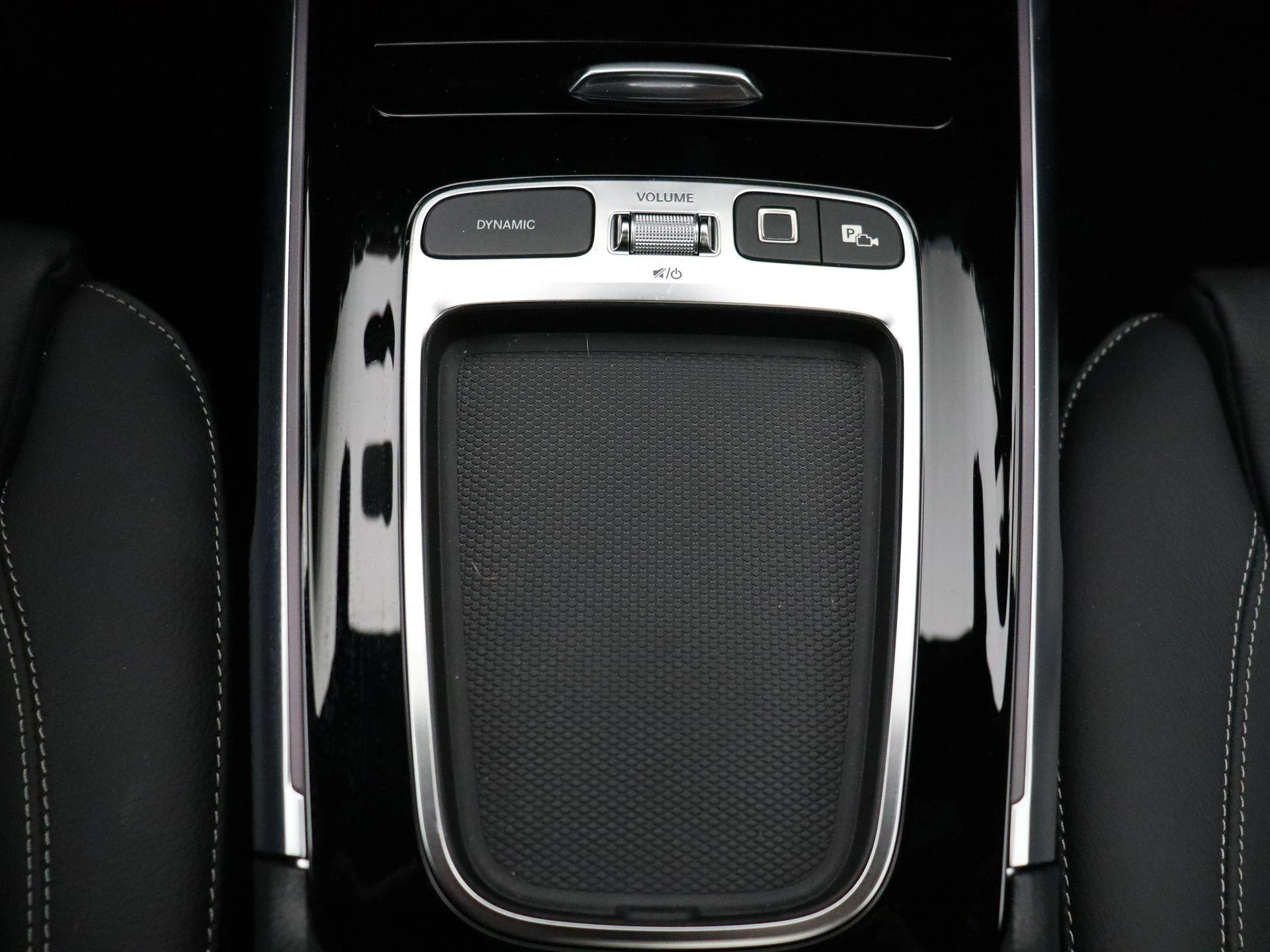Mercedes-Benz-EQB-image-20