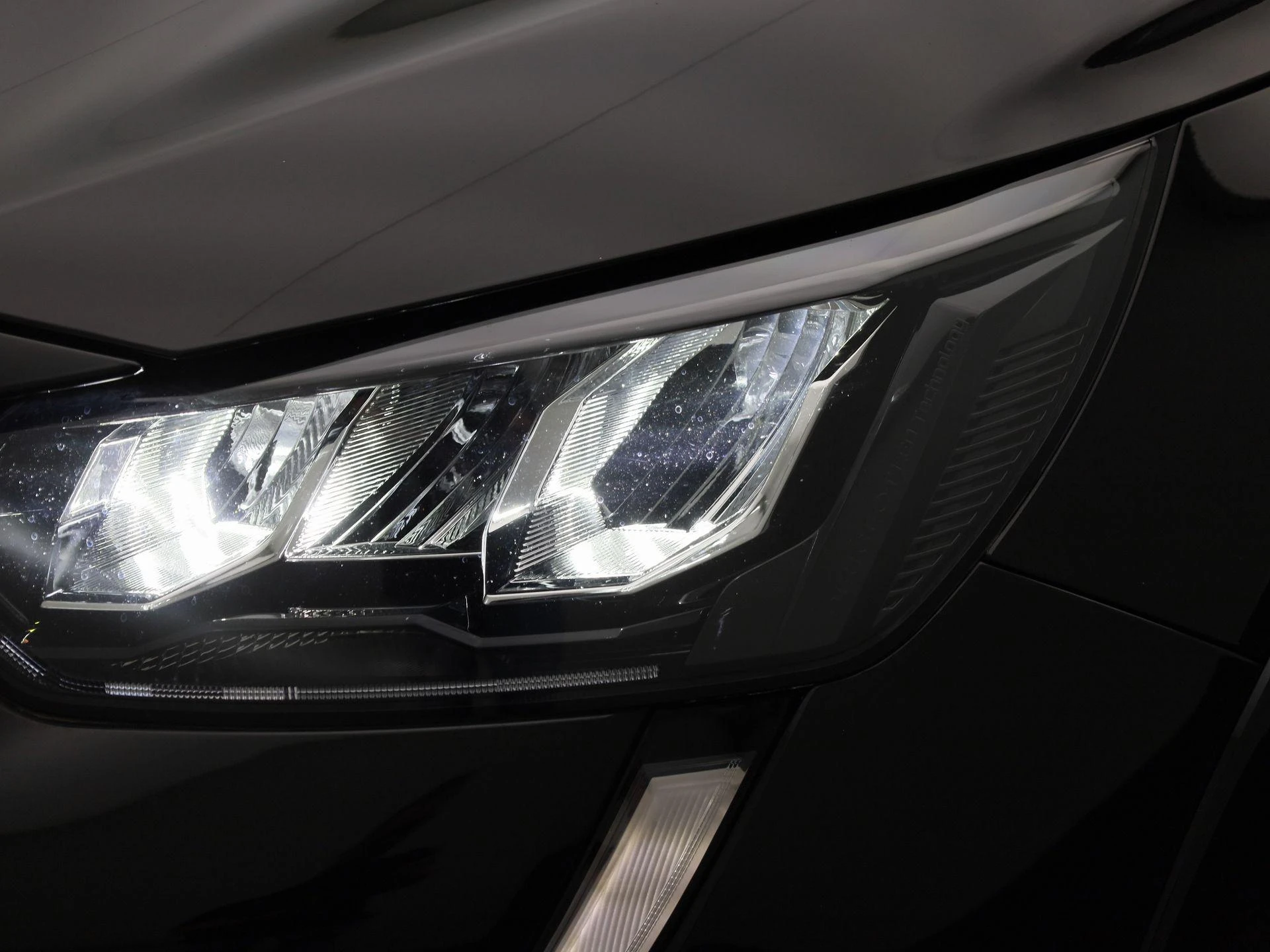 Peugeot-e-208-image-16