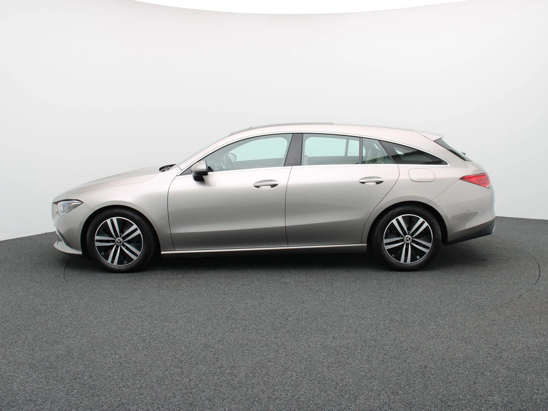 Mercedes-Benz CLA 200 Luxury Line Shooting Brake + LEDER + PANO DAK + CARPLAY + MULTIBEAM LED +