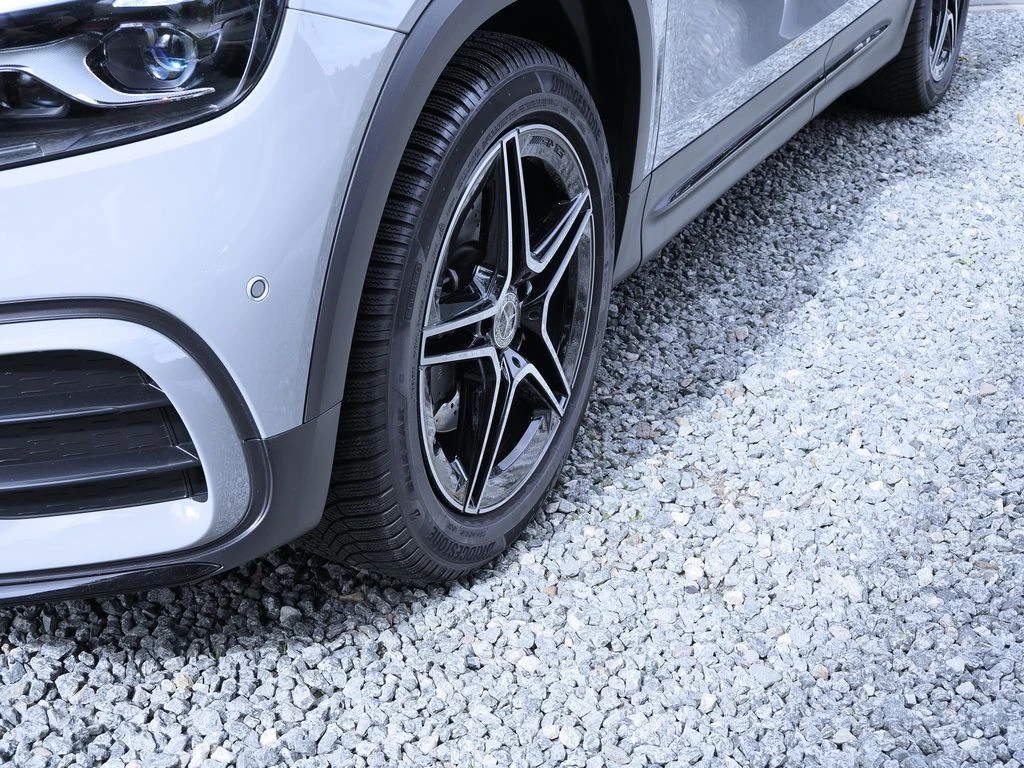 Mercedes-Benz-GLB 200-image-6