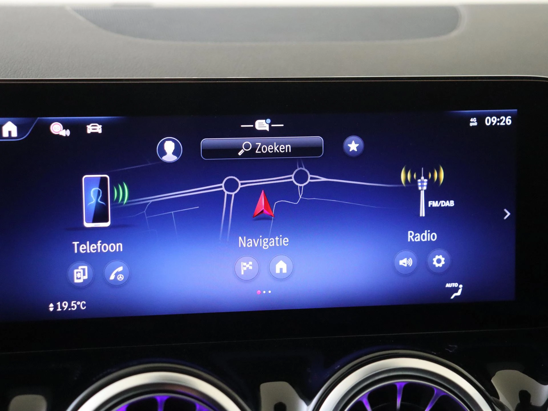 Mercedes-Benz-GLA-image-16