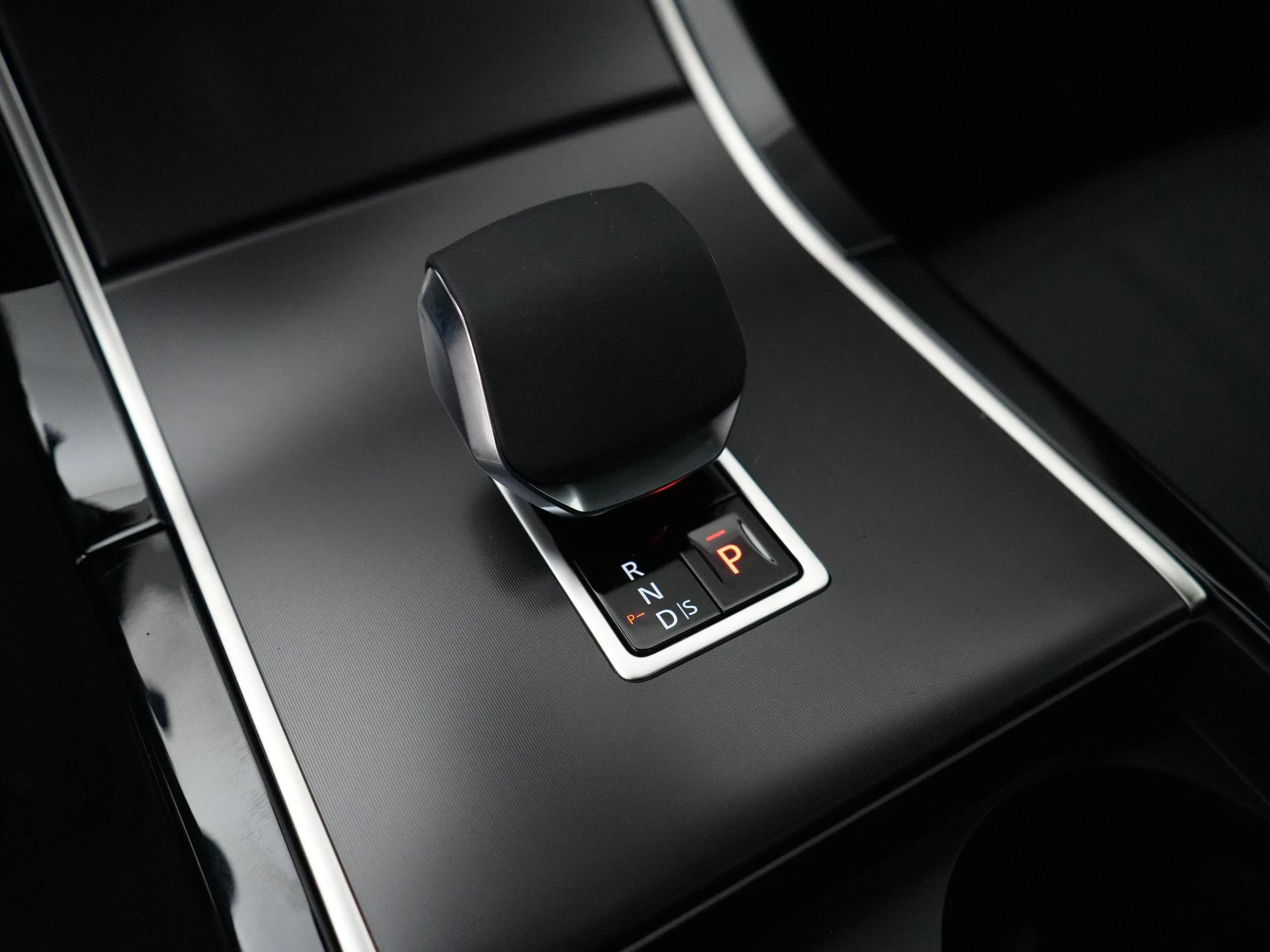 Land Rover-Range Rover Evoque-image-17