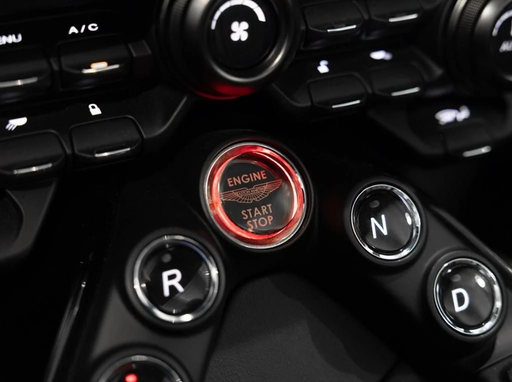 Aston Martin-V8 Vantage-image-29
