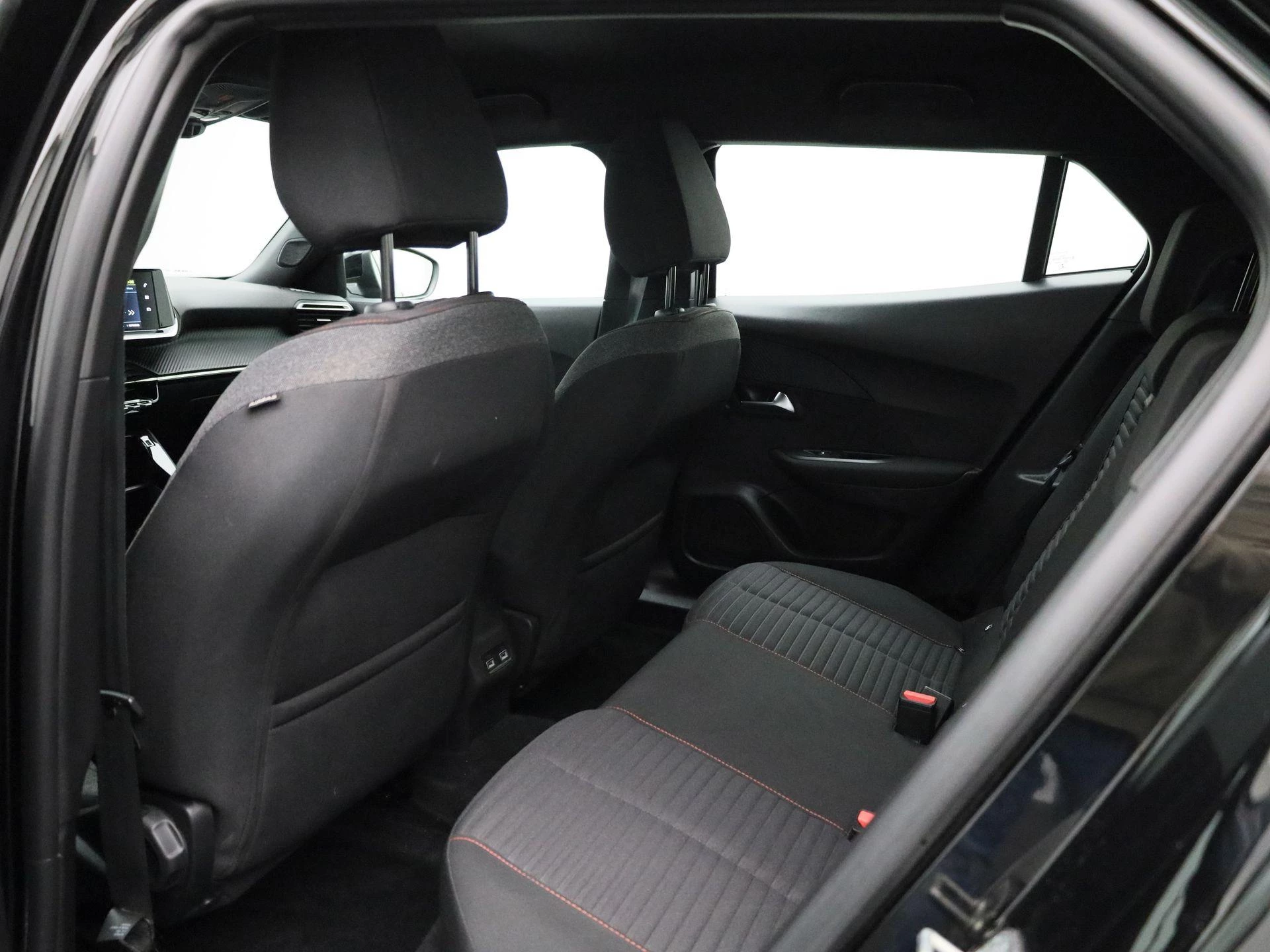 Peugeot-e-2008-image-10