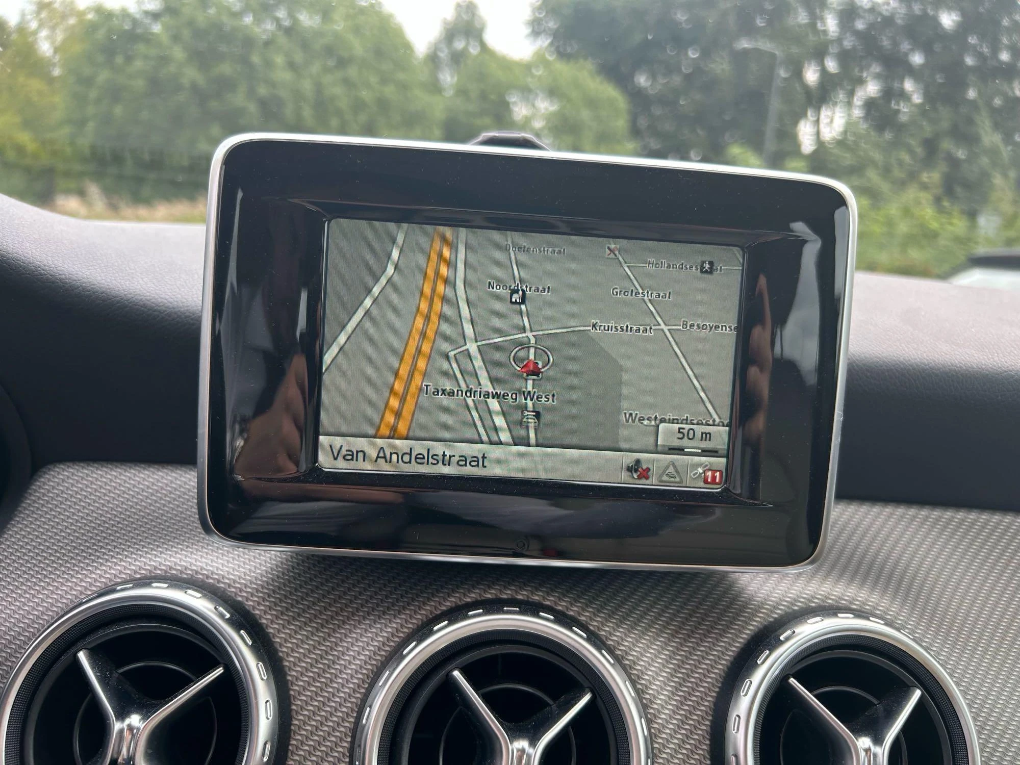 Mercedes-Benz-GLA-image-9
