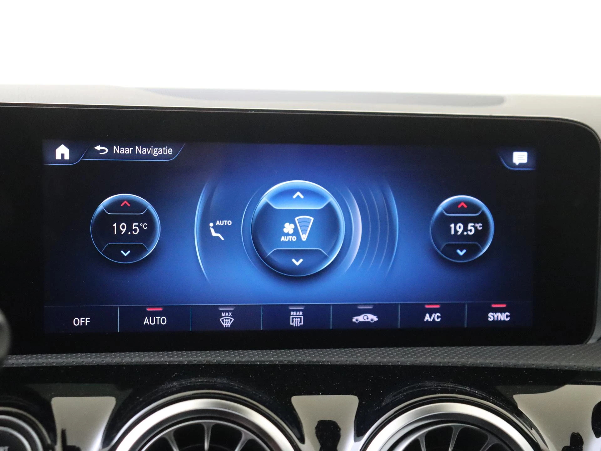 Mercedes-Benz-CLA-image-16