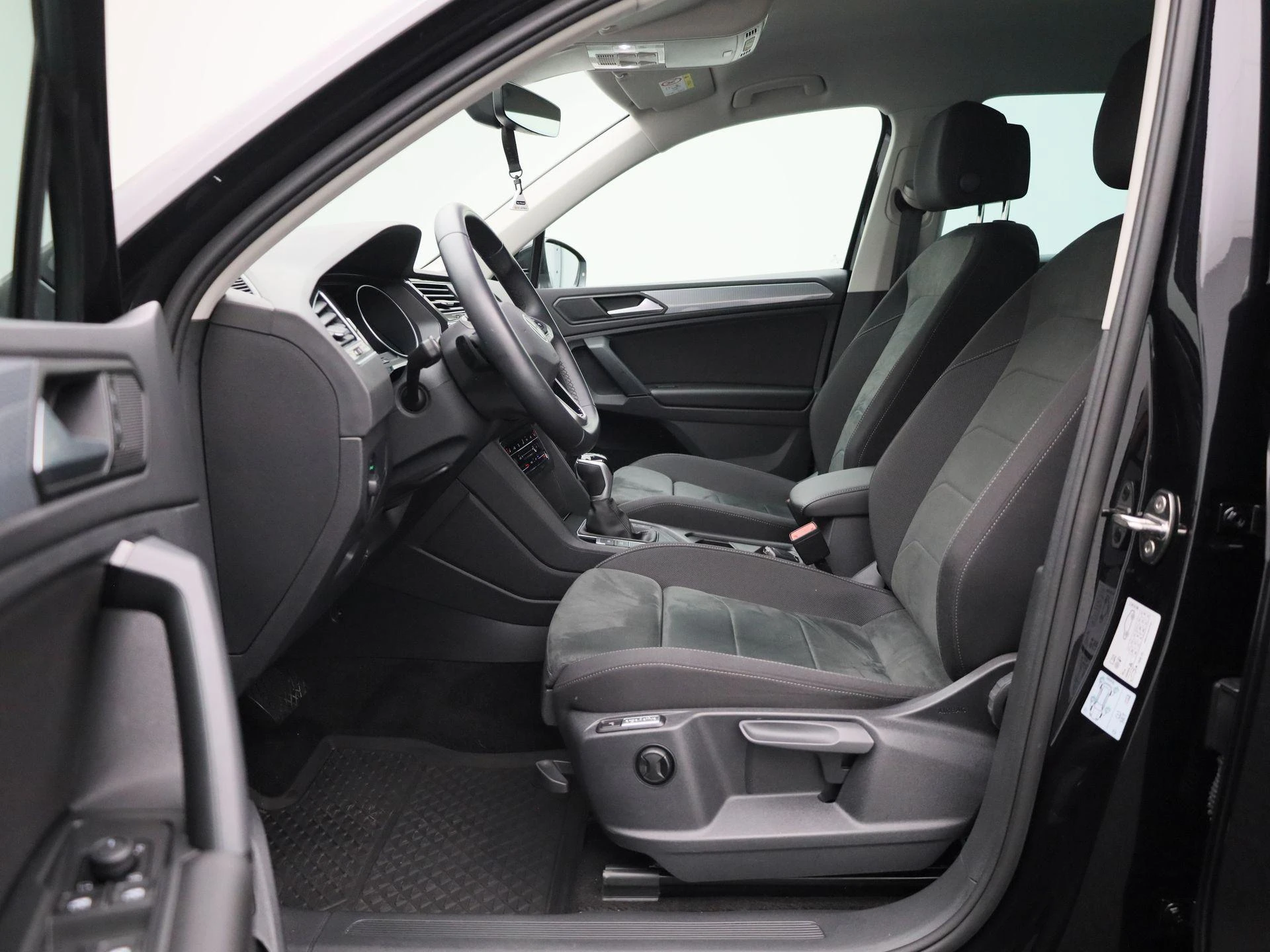 Volkswagen-Tiguan-image-10