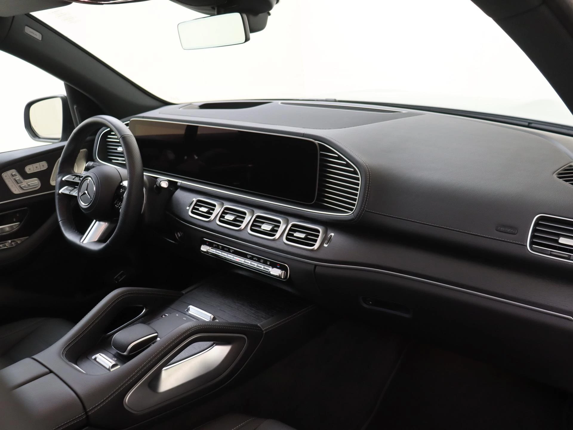 Mercedes-Benz-GLS-image-3