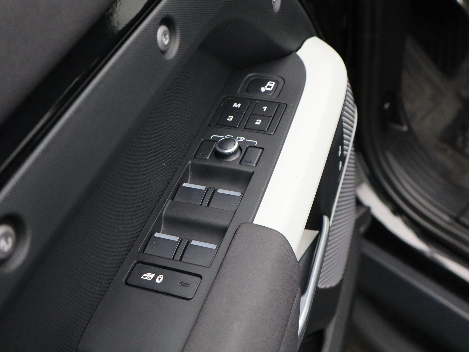 Land Rover-Defender-image-27