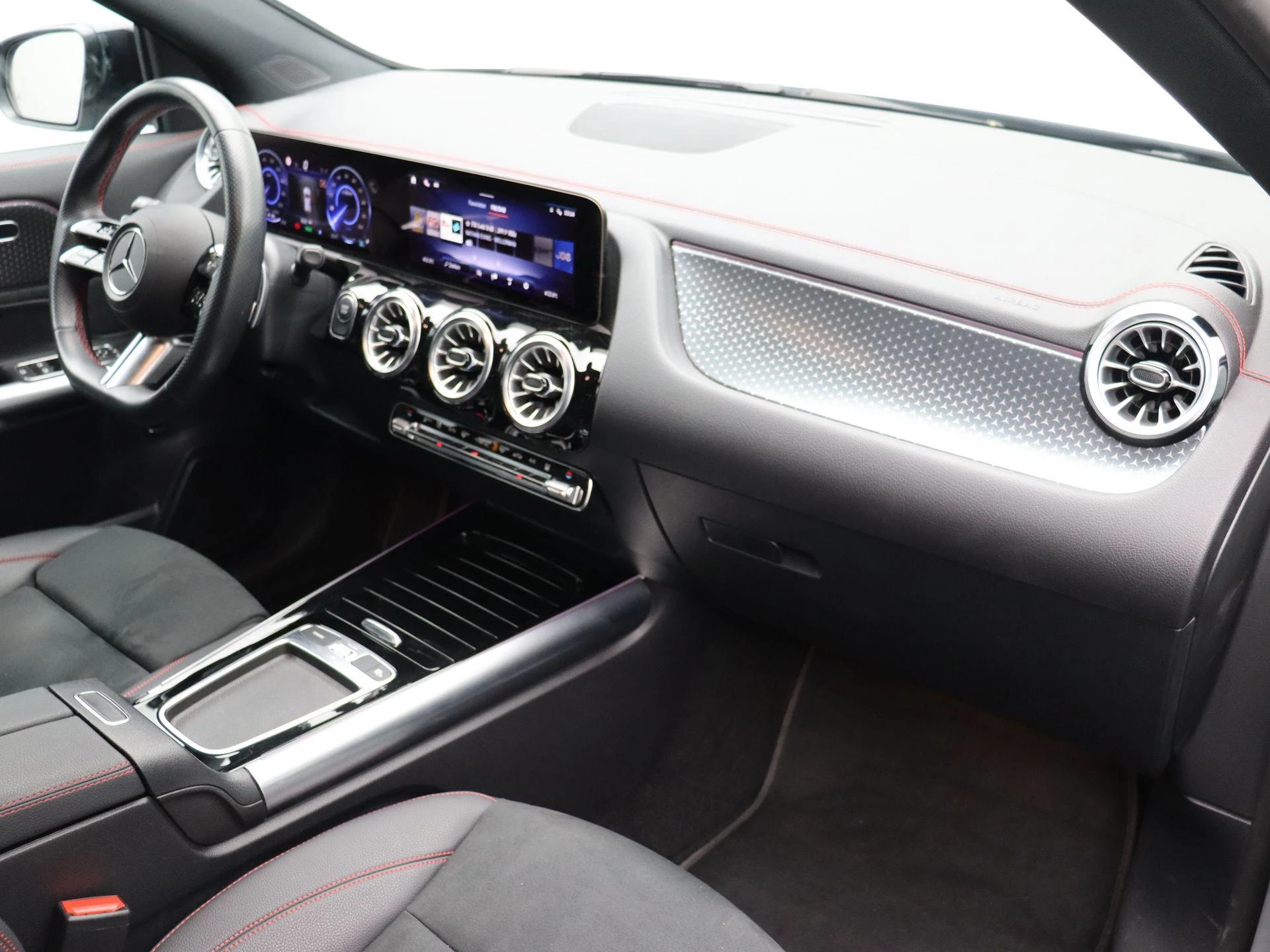 Mercedes-Benz EQA 250+ AMG Line + CARPLAY + PANORAMISCH DAK + NIGHTPAKKET +