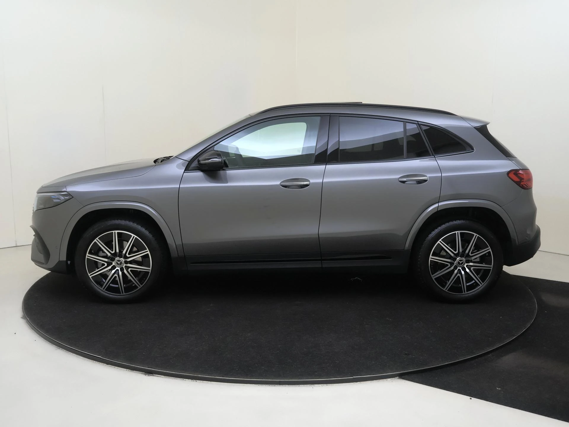 Mercedes-Benz-EQA-image-6