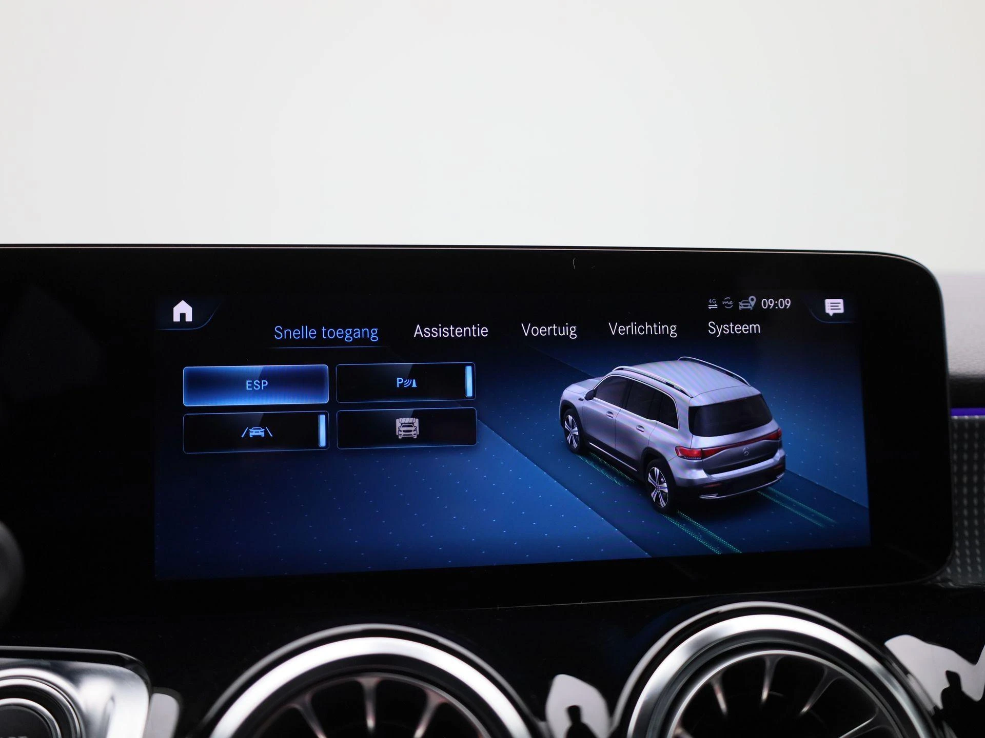 Mercedes-Benz-EQB-image-31