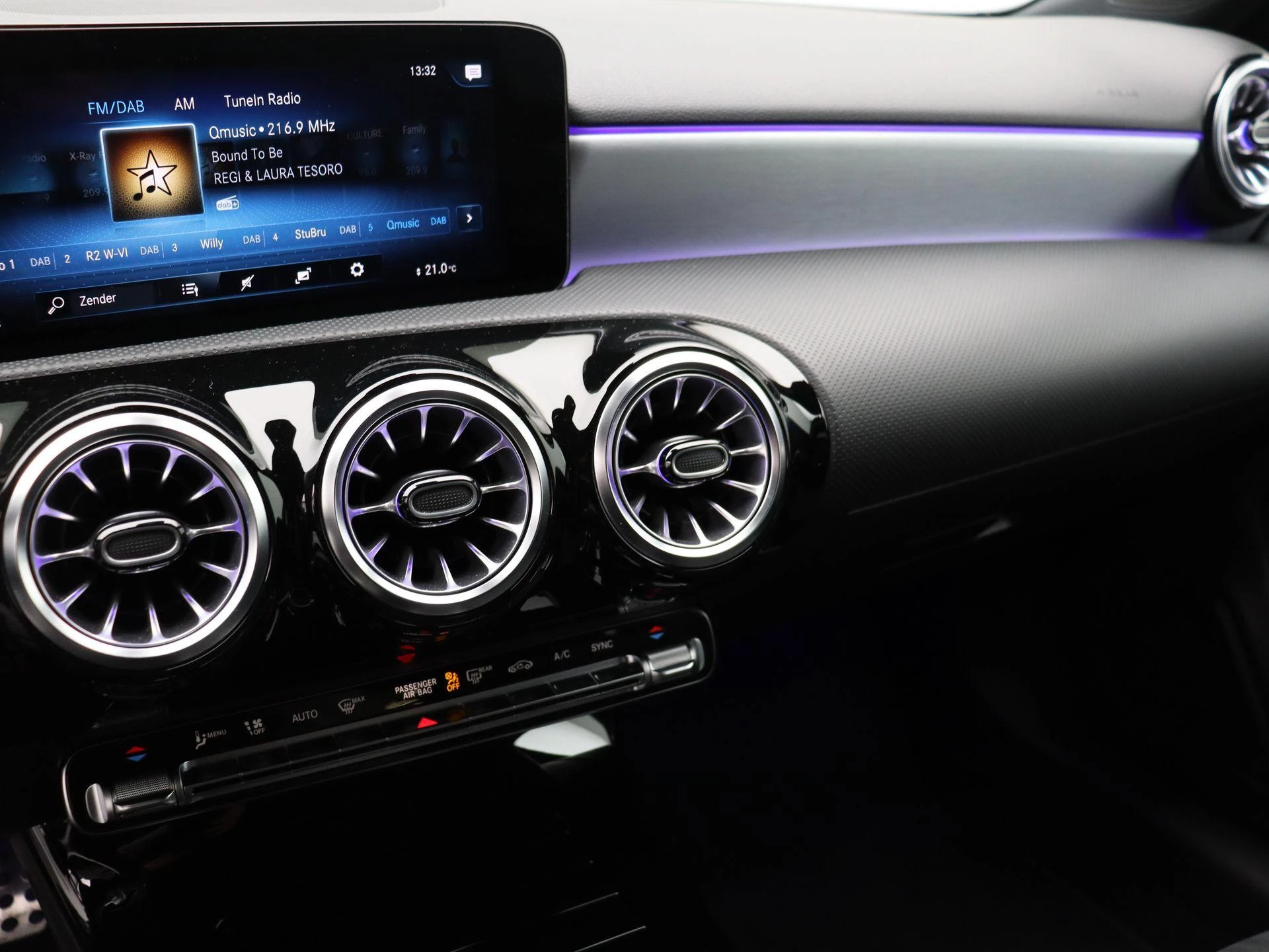 Mercedes-Benz A-Klasse 180 + AMG LINE + LED + CAMERA +