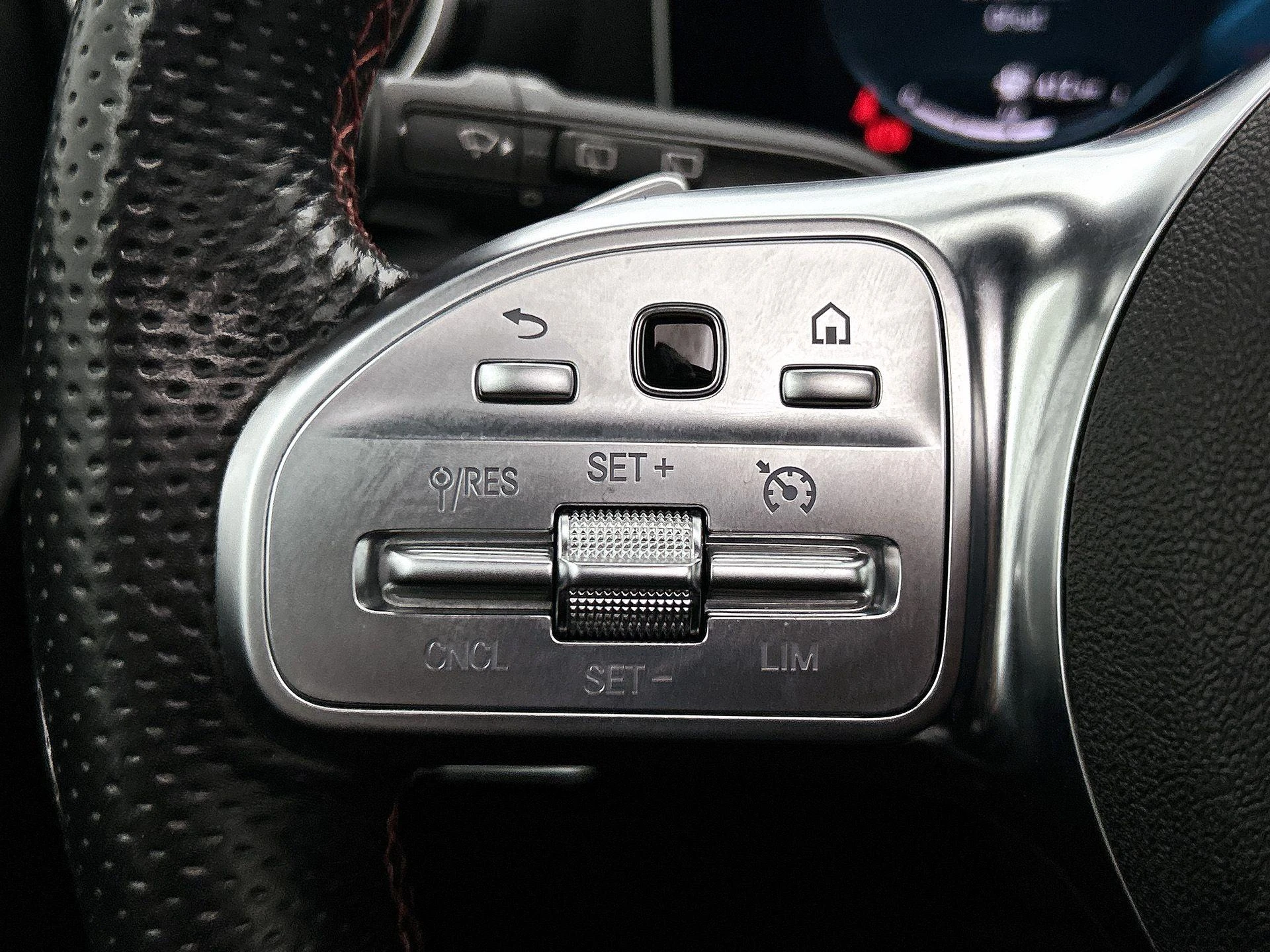 Mercedes-Benz-A-Klasse-image-5