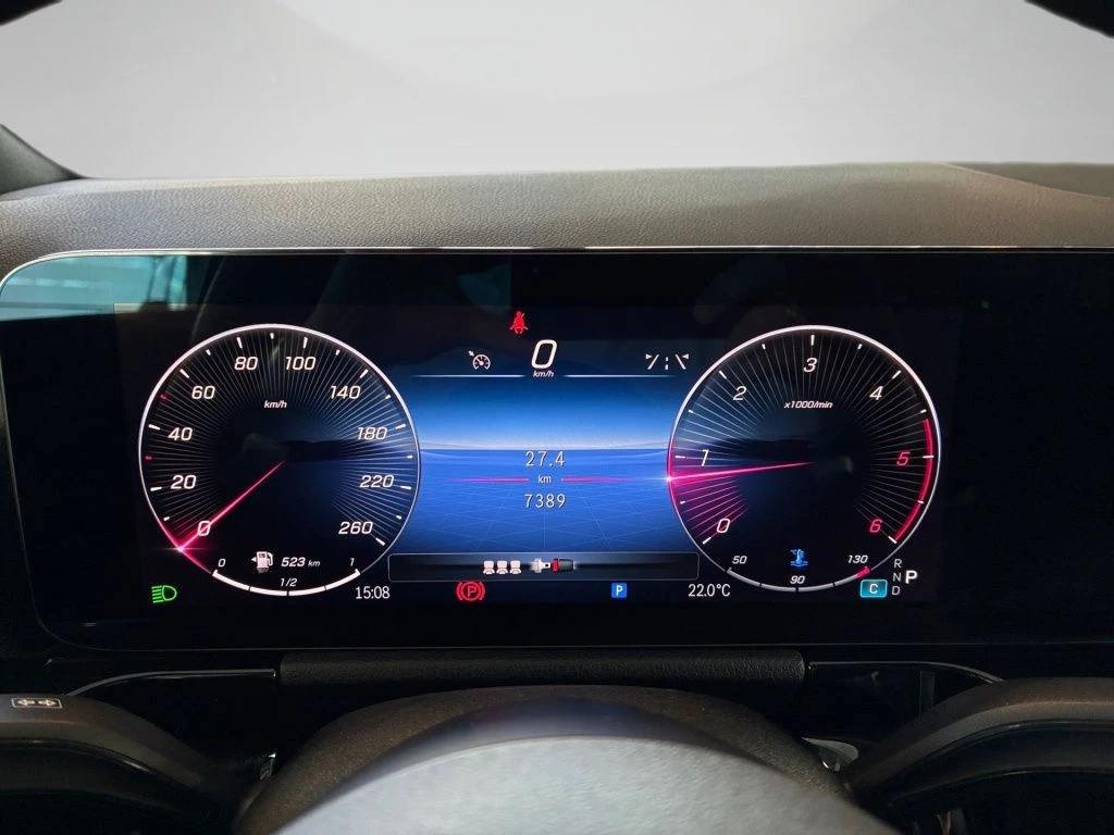 Mercedes-Benz-GLA 200 d-image-6