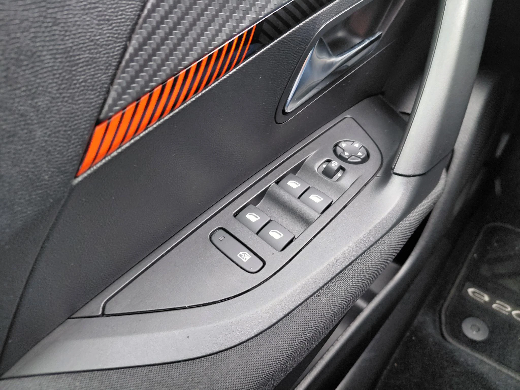 Peugeot-e-2008-image-18