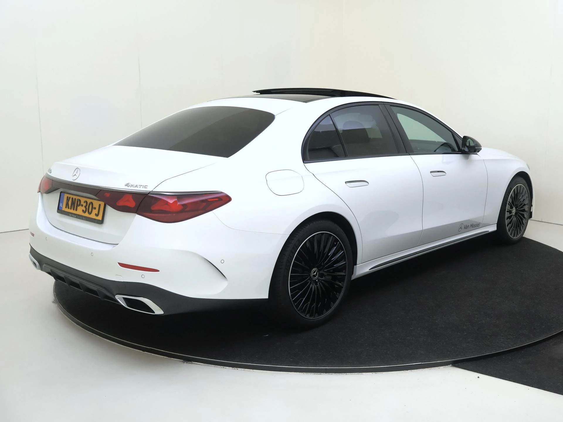 Mercedes-Benz-E-Klasse-image-3