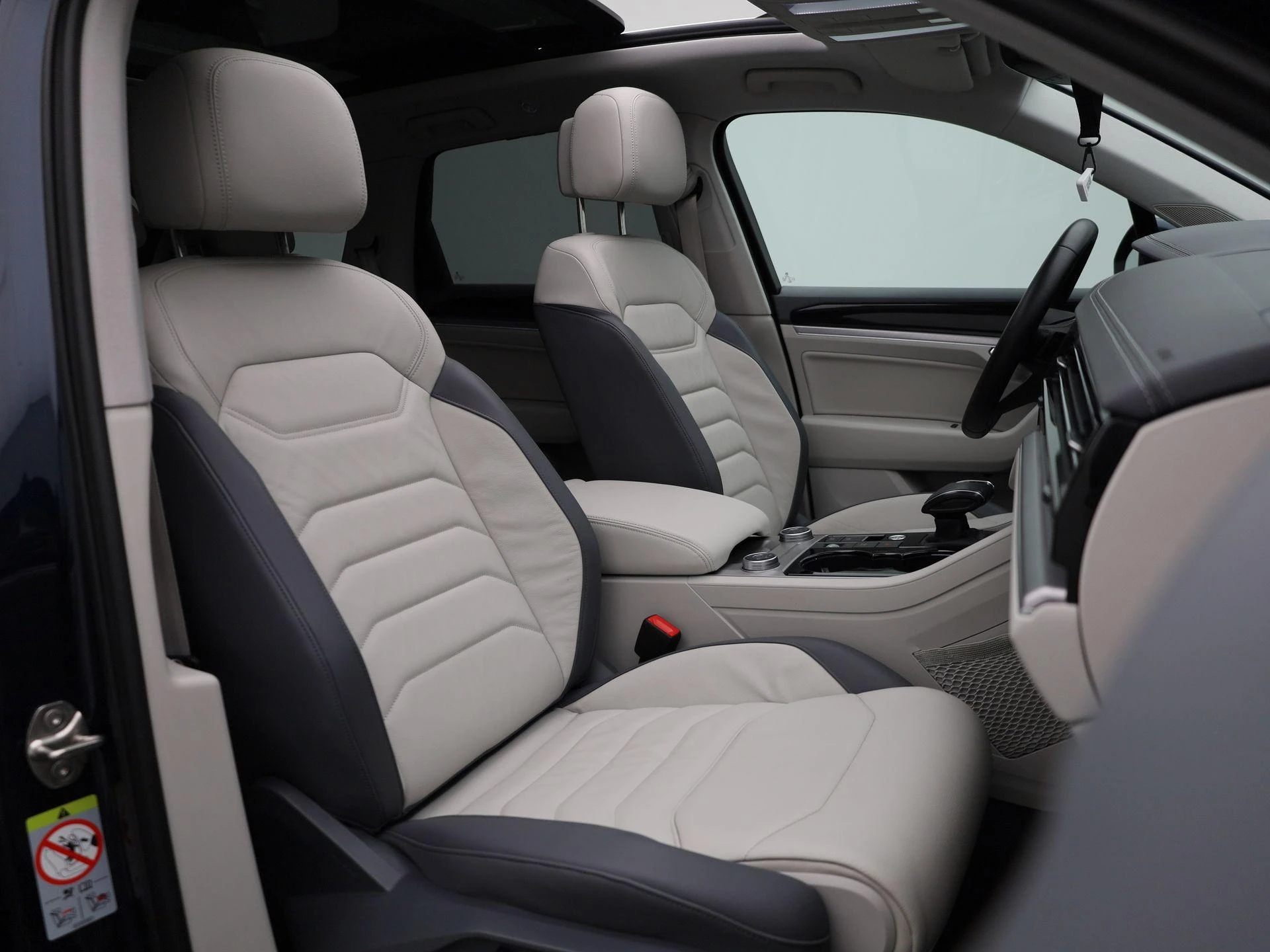 Volkswagen-Touareg-image-44