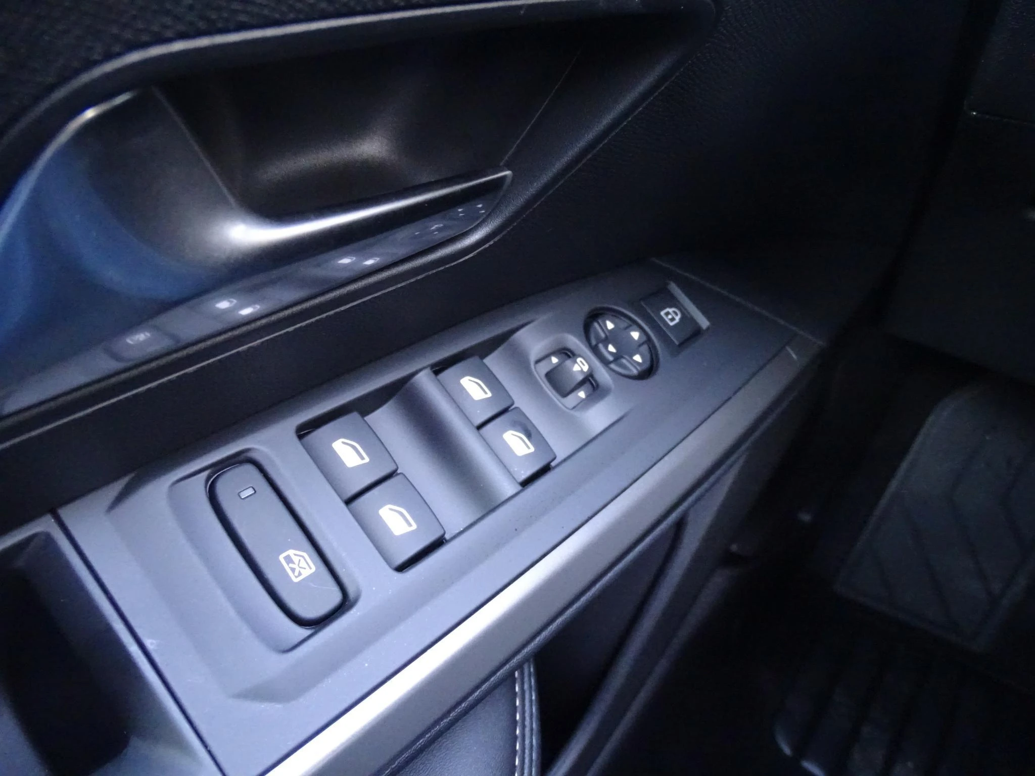 Peugeot-e-5008-image-12