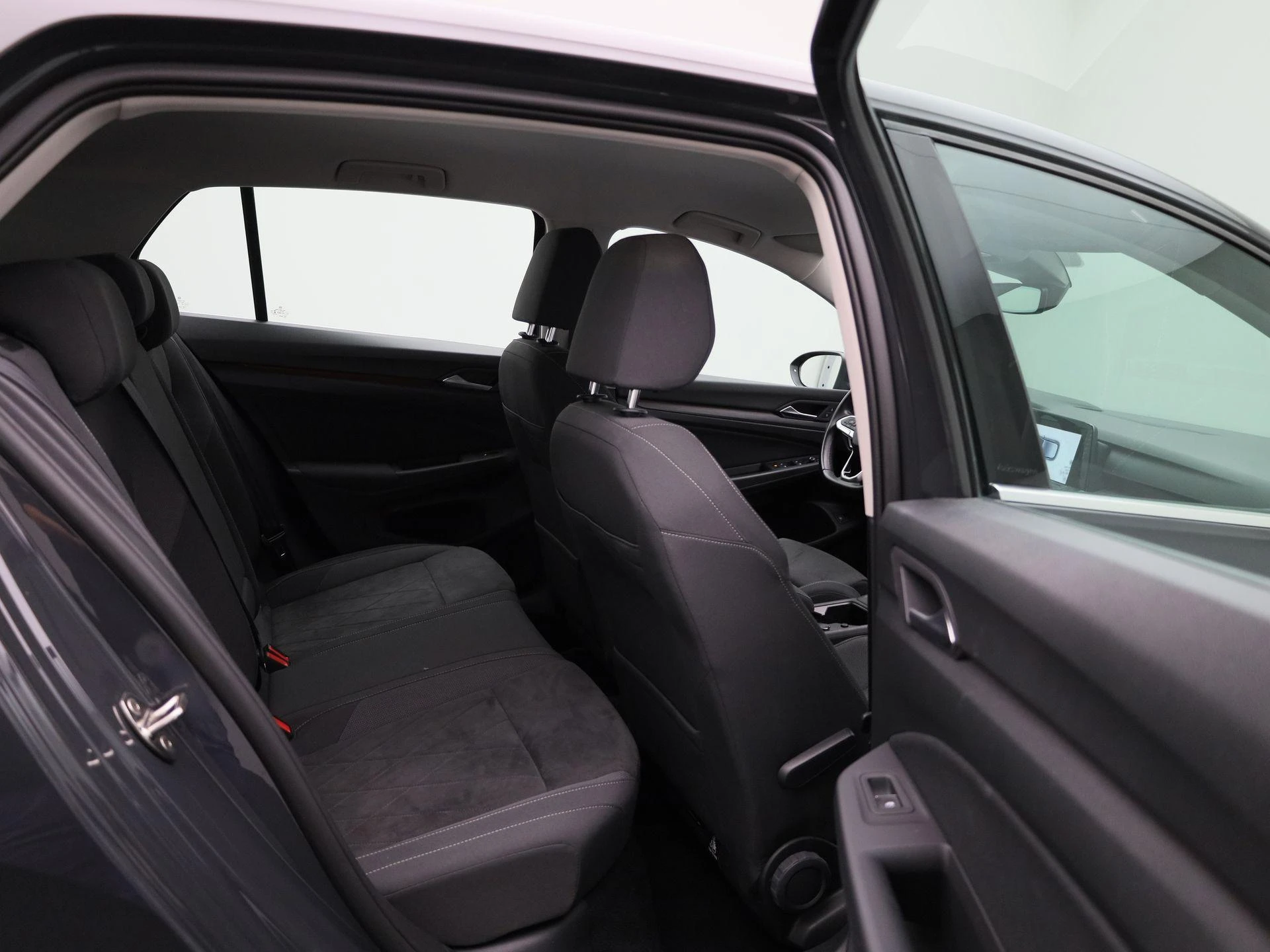 Volkswagen-Golf-image-34