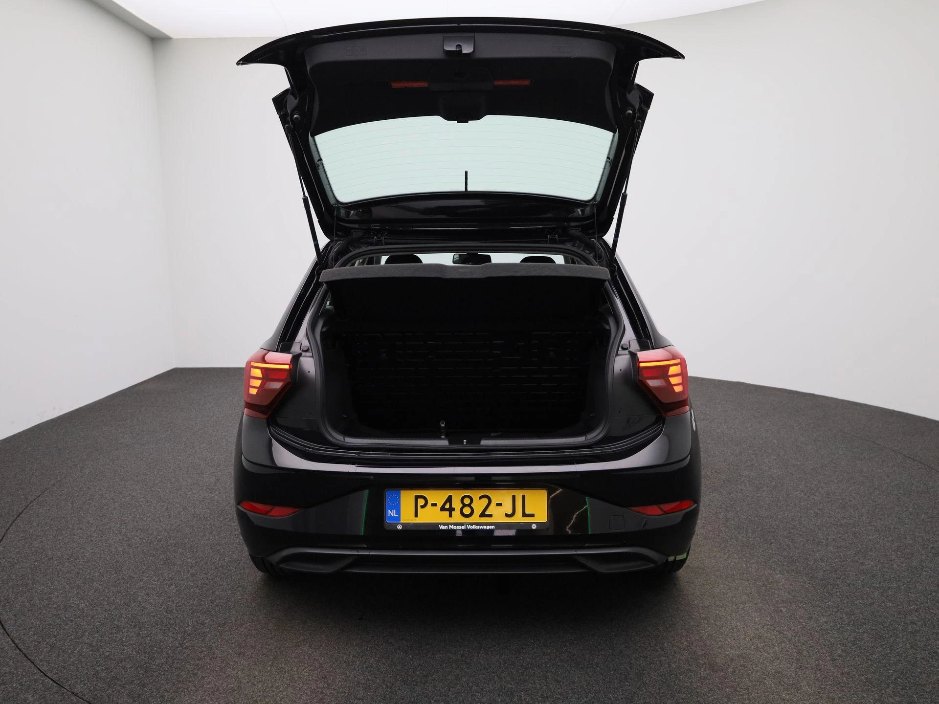 Volkswagen-Polo-image-10