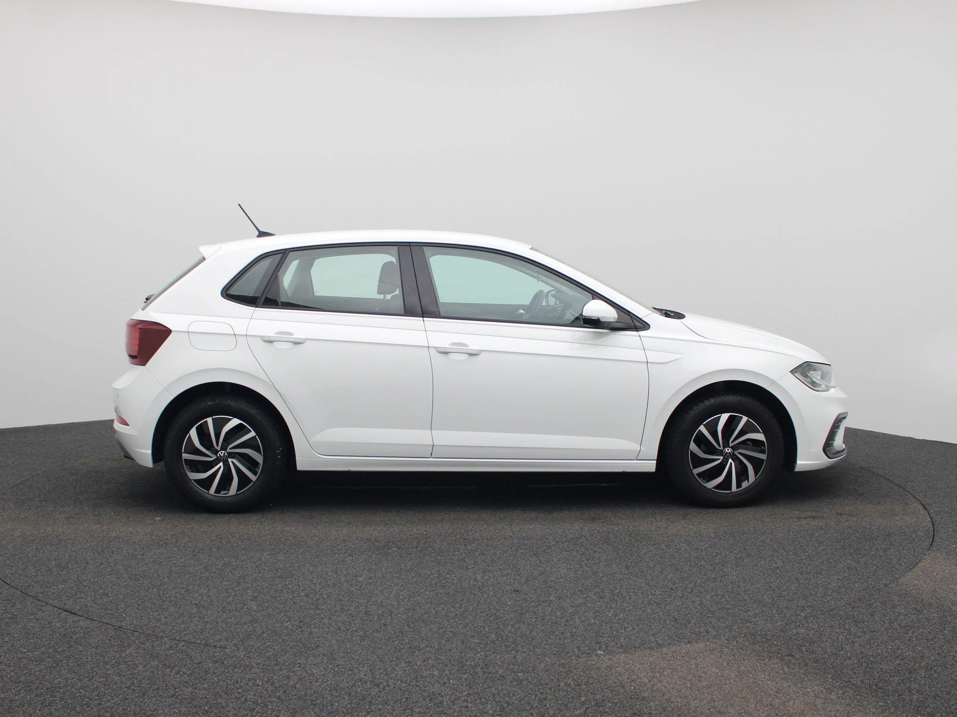 Volkswagen-Polo-image-6