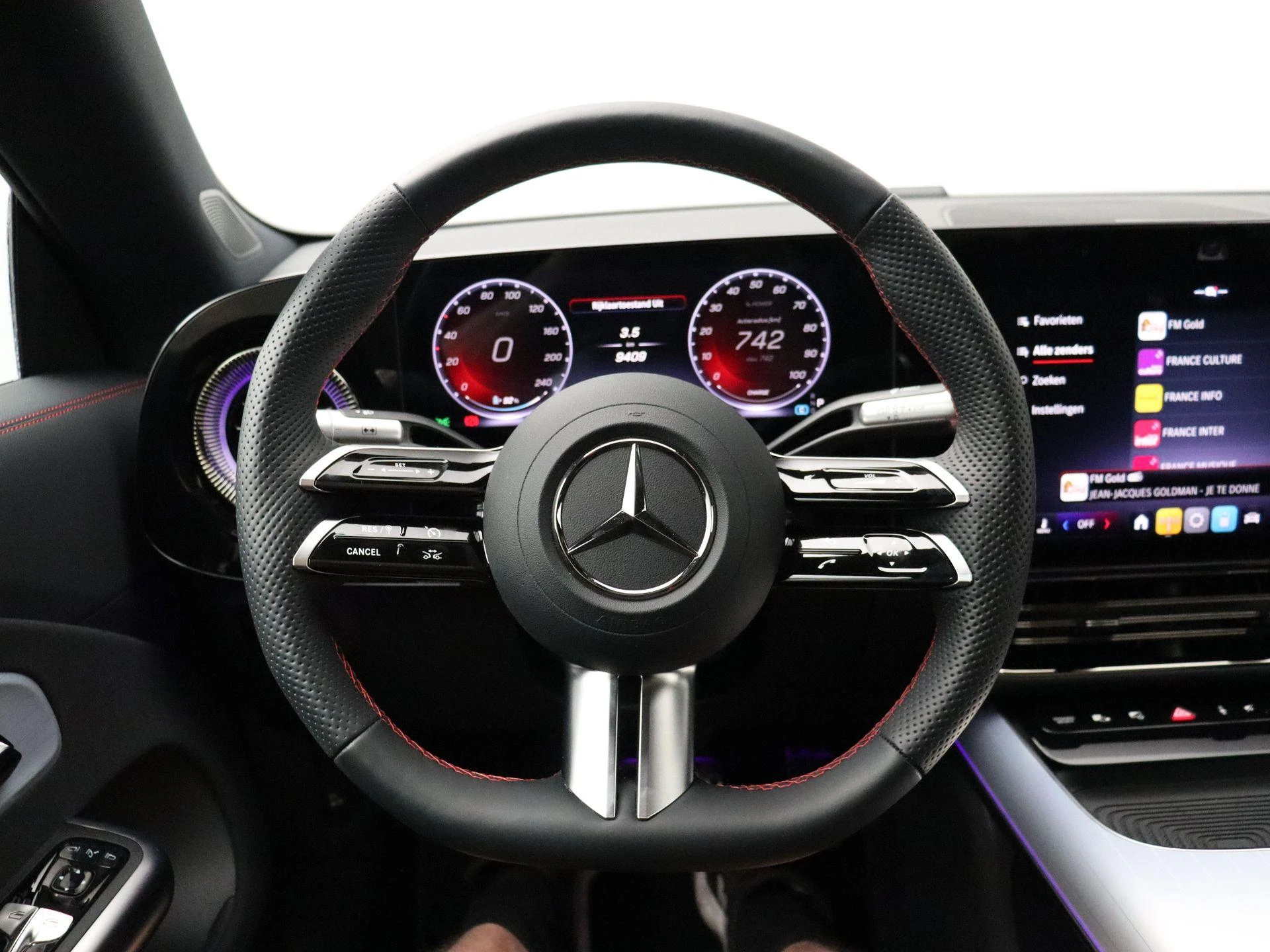 Mercedes-Benz-CLA-image-13