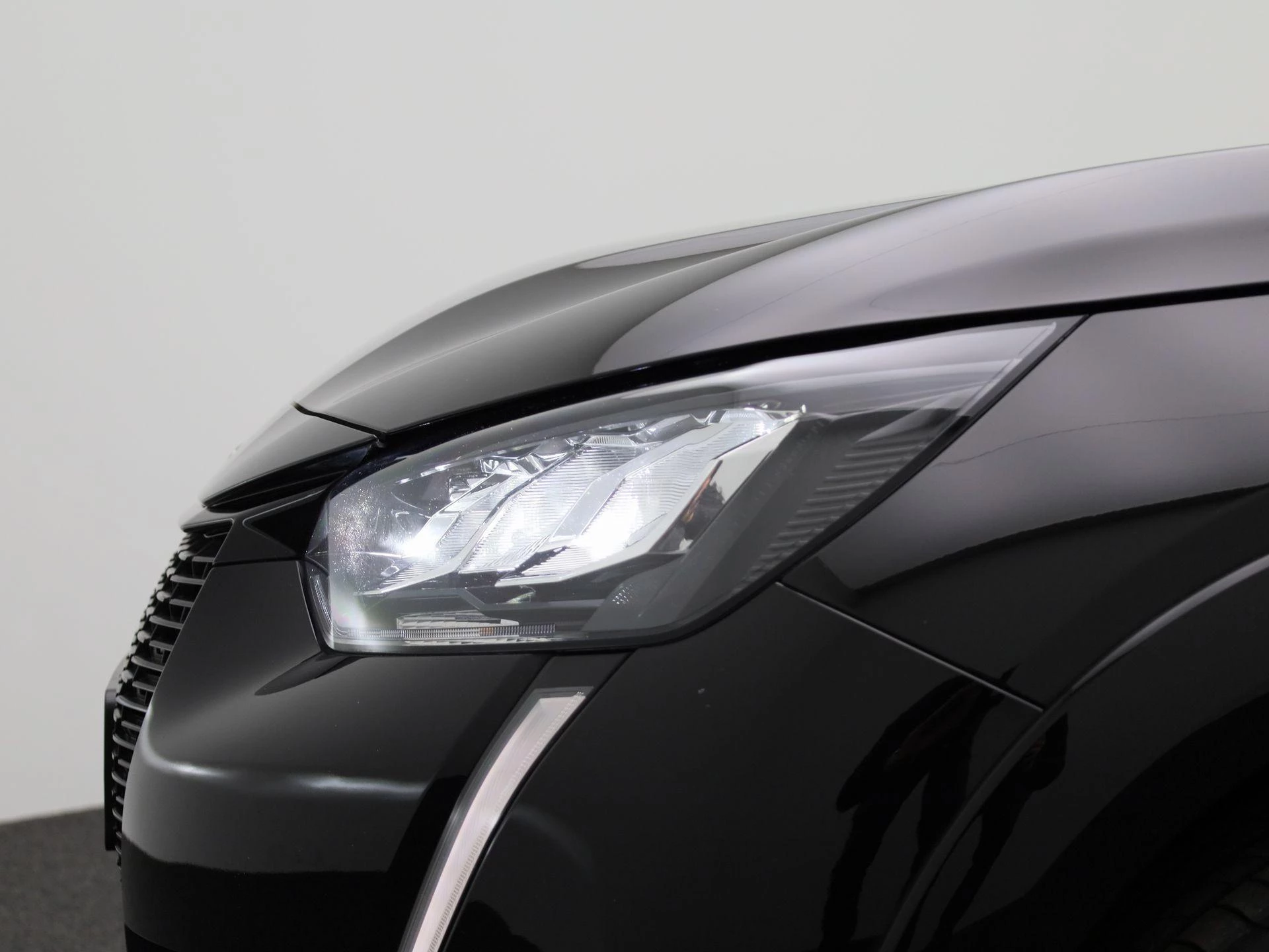 Peugeot-e-208-image-15