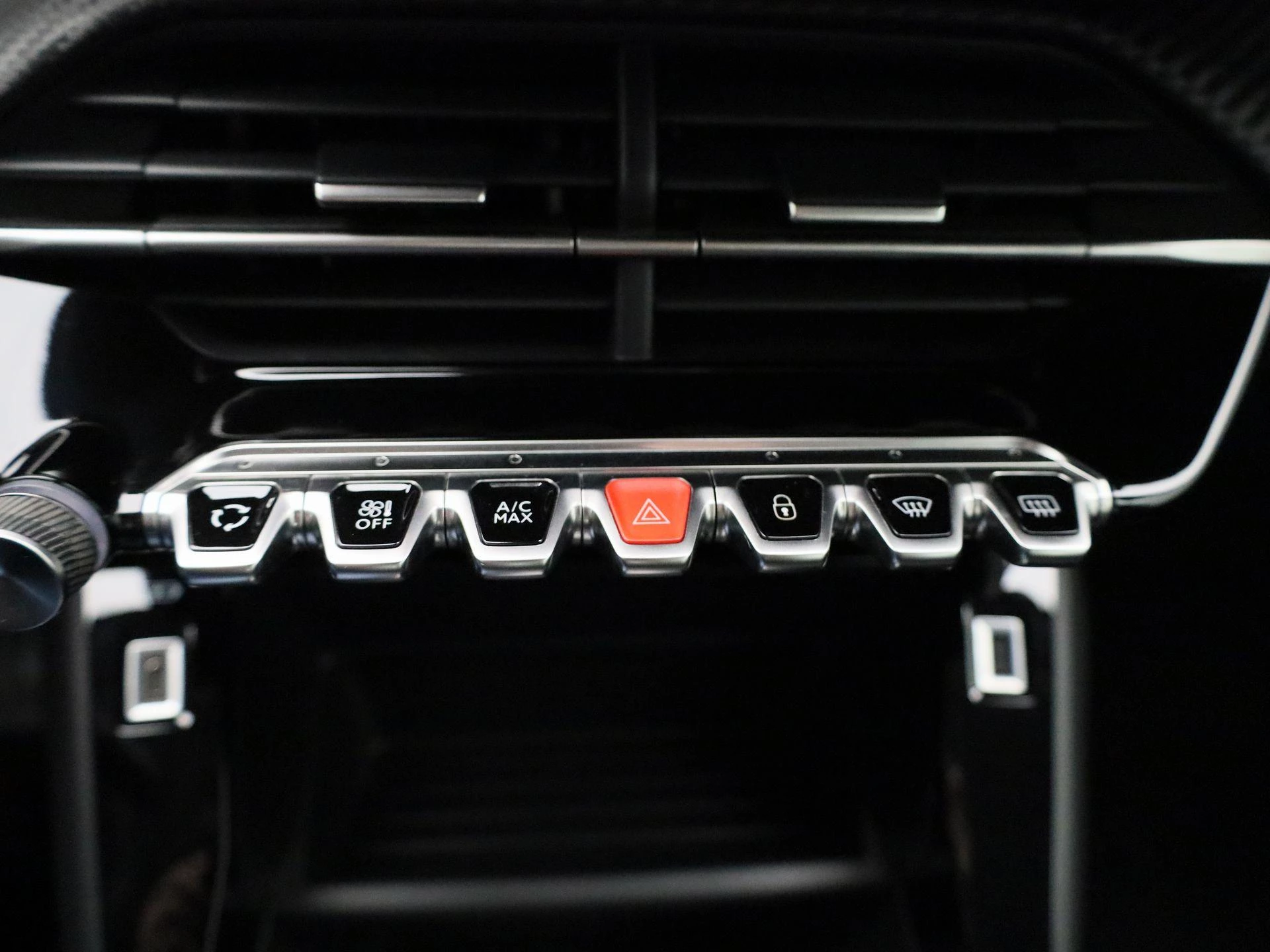 Peugeot-e-208-image-23